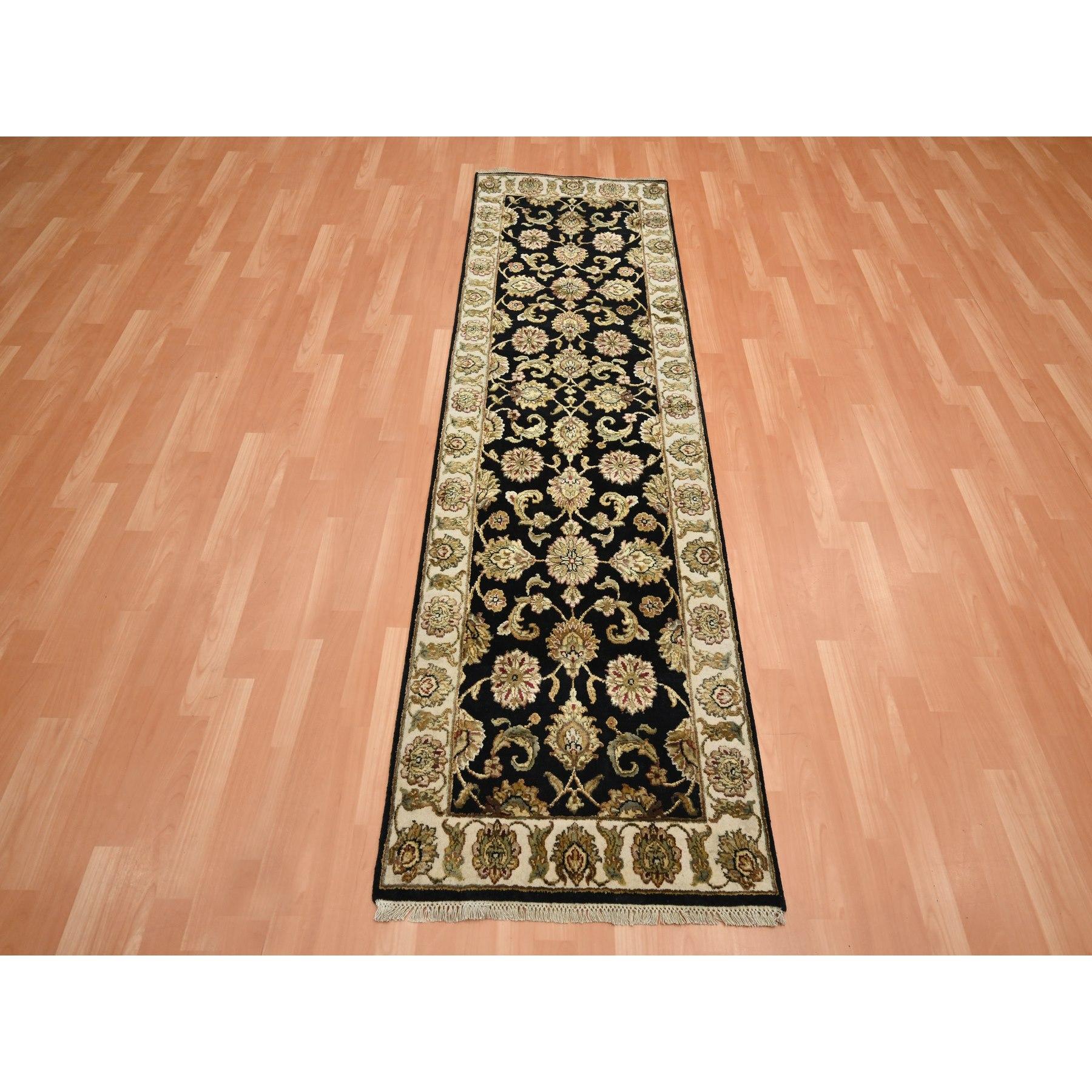 Nero giada, Rajasthan con disegno di foglie all over, annodato a mano, lana e seta, tessuto densamente, spesso e soffice, runner, tappeto orientale
Materiali primari: Lana e seta
Lattice: No Pile 
altezza: 0,25 pollici
Stile: Tradizionale
Colore