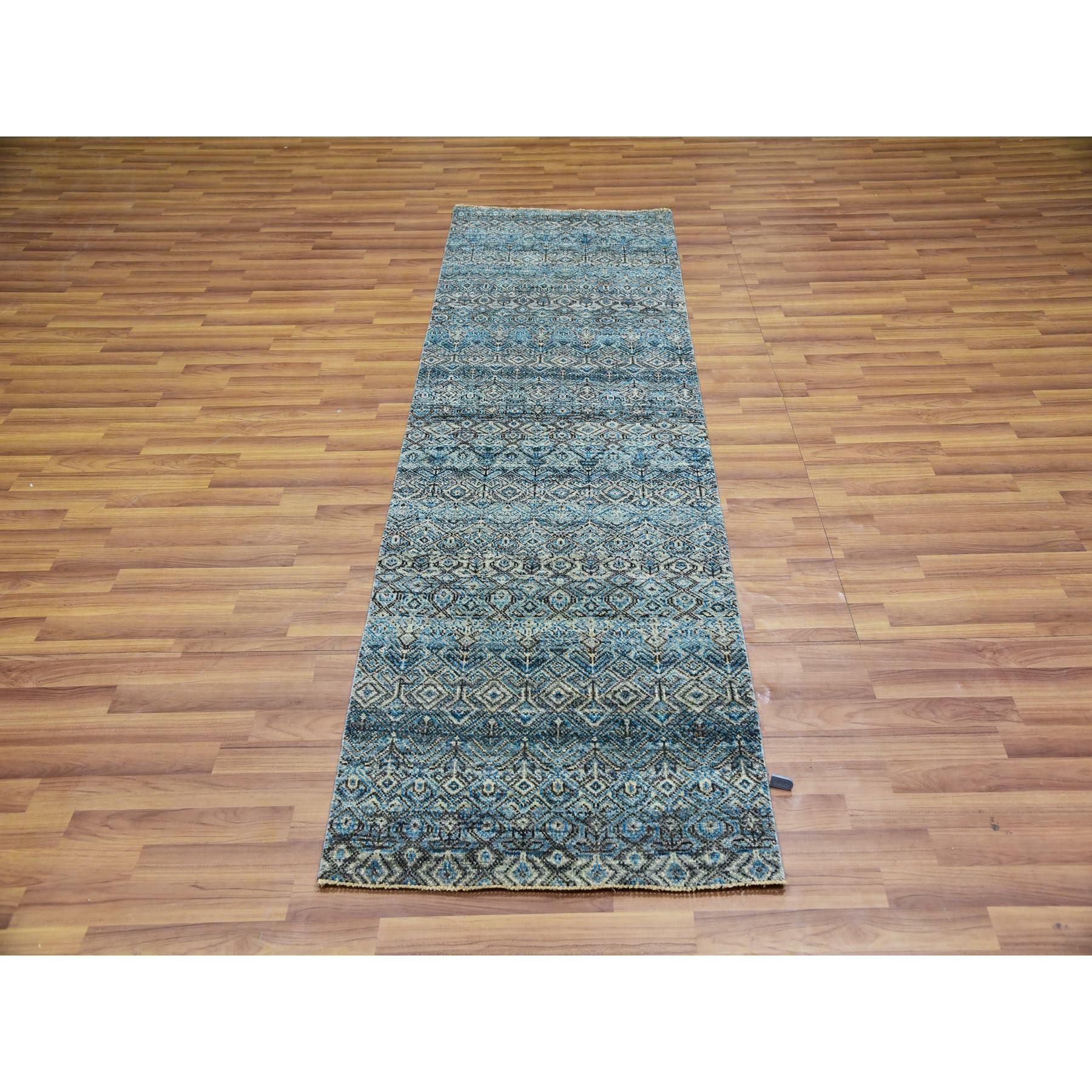 Si tratta di un autentico tappeto orientale in 100% lana felpata annodata a mano, Kohinoor Herat Small Design geometrico ripetitivo. È stato annodato per mesi e mesi con tecniche di tessitura secolari da esperti artigiani.
Materiali primari:
