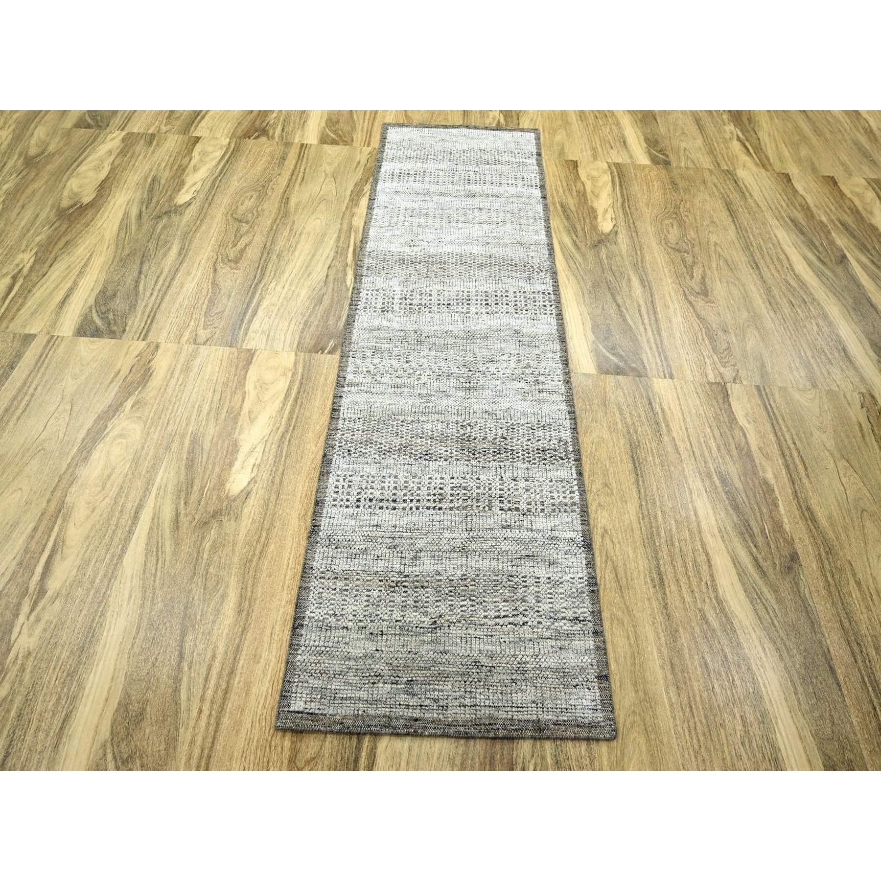 Hirschbraun, handgeknüpft, organische Wolle, oxidiertes und abgenutztes Gras-Design mit freiliegenden Kettfäden, Läufer, Orientteppich
Primäre MATERIALIEN: Wolle
Latex: Kein Flor 
Höhe: 0,25 Zoll
Stil: AM Contemporary
Grundfarbe: Braun
Sekundäre