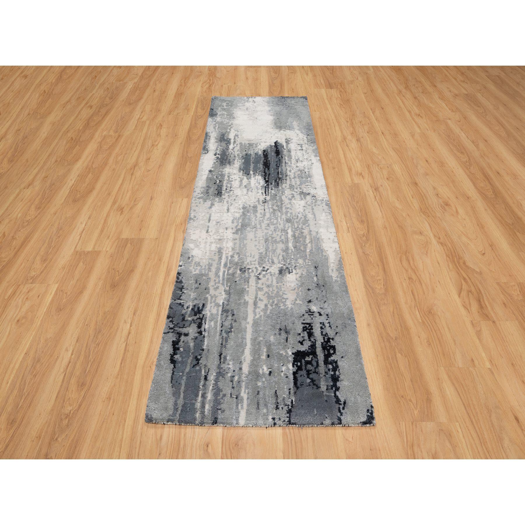 Charcoal Black mit Pearl White,  Abstraktes Design, Handgeknüpft, Weich im Griff, Wolle und Seide, Läufer Orientteppich
Primäre MATERIALIEN: Wolle & Seide
Latex: Kein Flor 
Höhe: 0,25 Zoll
Stil: Transitional
Grundfarbe: Schwarz
Sekundärfarben: