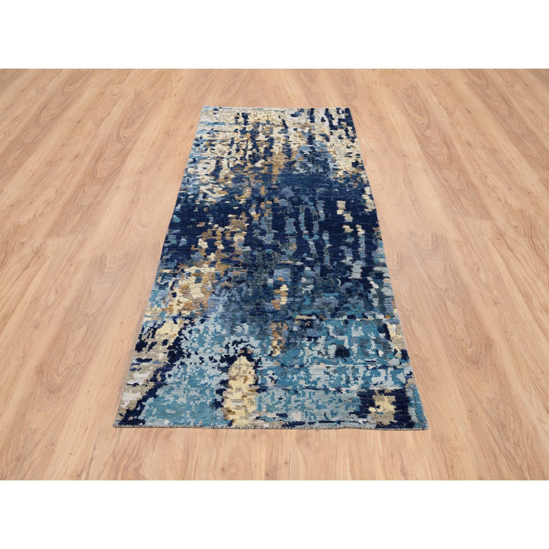 Si tratta di un autentico esemplare unico di tappeto orientale con disegno a mosaico in lana e seta blu denim e mix di oro, annodato a mano. È stato annodato per mesi e mesi con tecniche di tessitura secolari da esperti artigiani.
Materiali primari:
