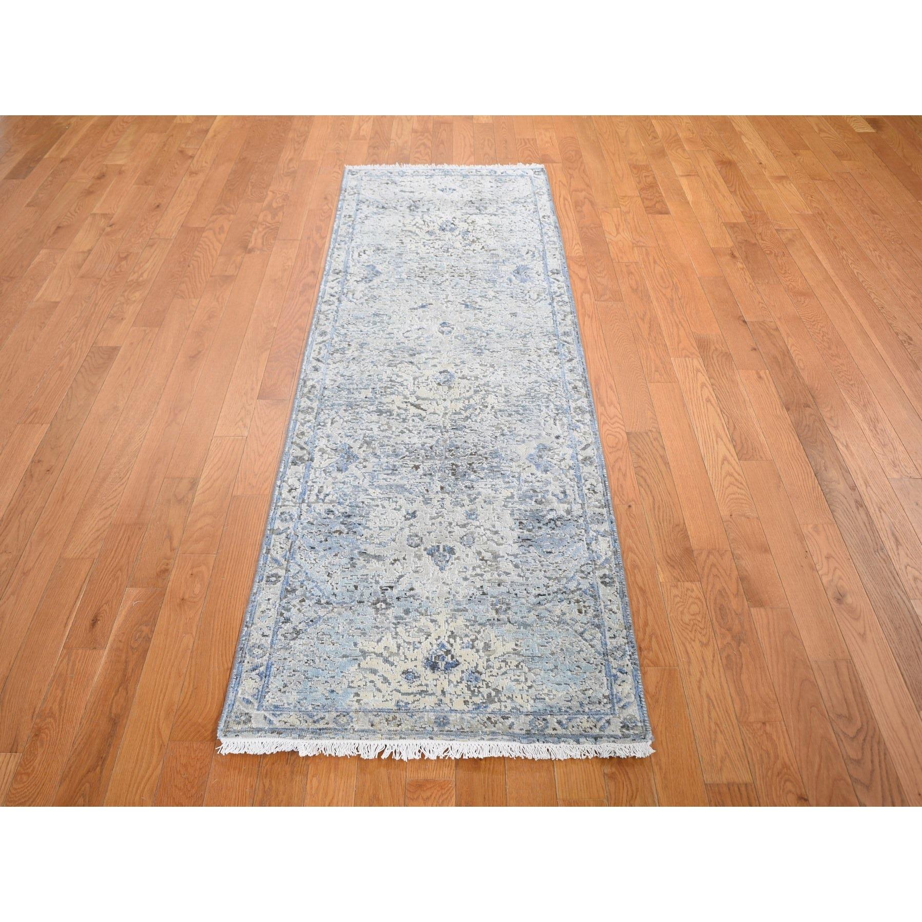 Si tratta di un autentico esemplare unico di tappeto orientale Ivory Distressed Oushak Pure Silk with Textured Wool Runner Hand Knotted. È stato tessuto per mesi e mesi secondo le secolari tecniche di tessitura persiane da esperti