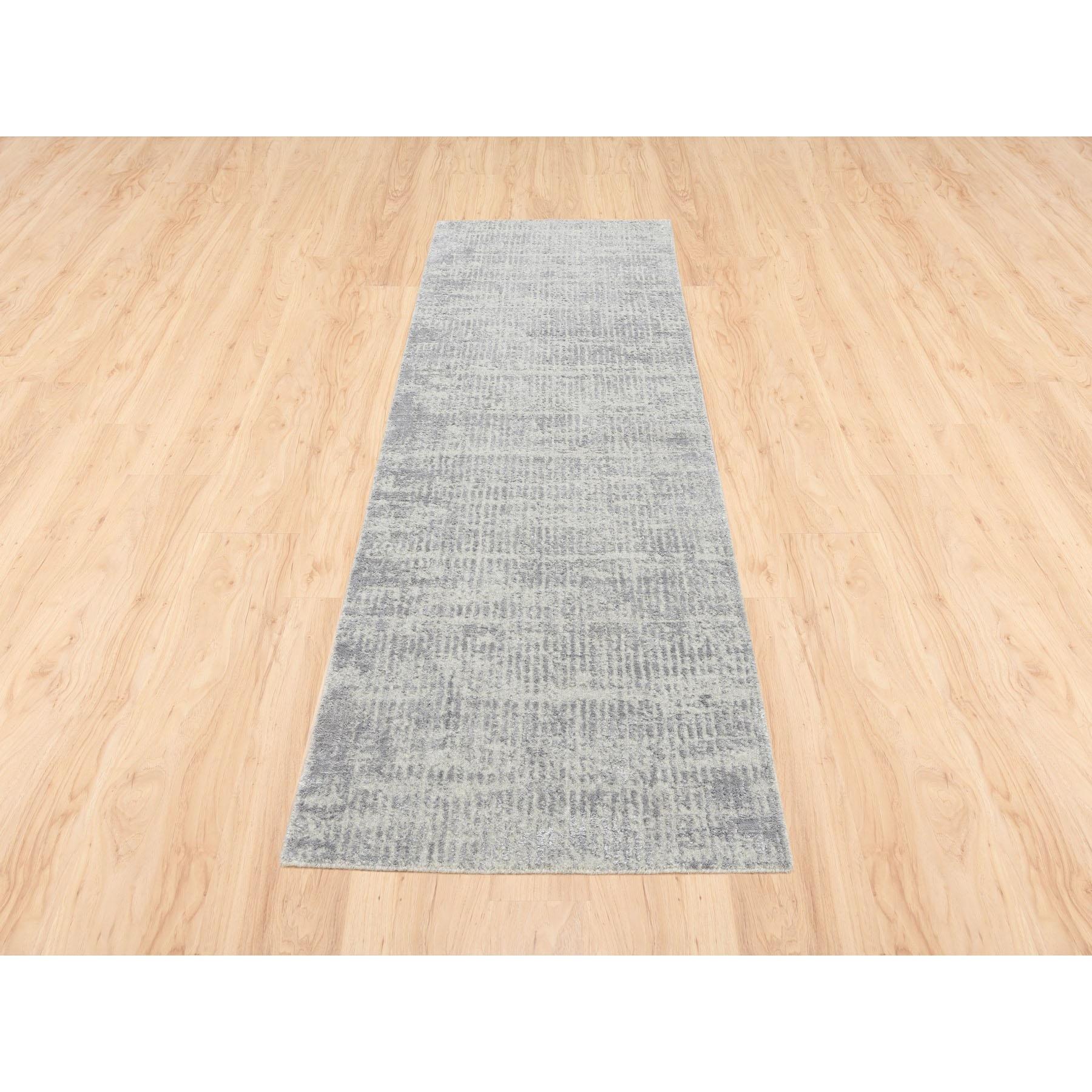 Dies ist eine wirklich echte one-of-a-kind Extra Soft Gray Fine Jacquard Hand-Loomed Modern Wool and Silk Oriental Runner Rug. Es wurde monatelang in jahrhundertealten Webtechniken von erfahrenen Kunsthandwerkern gewebt.
Primäre MATERIALIEN: Wolle &