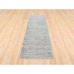 2'6"x8' Extra Soft Gray Fine jacquard Hand-Loomed Modern Wool and Silk Rug