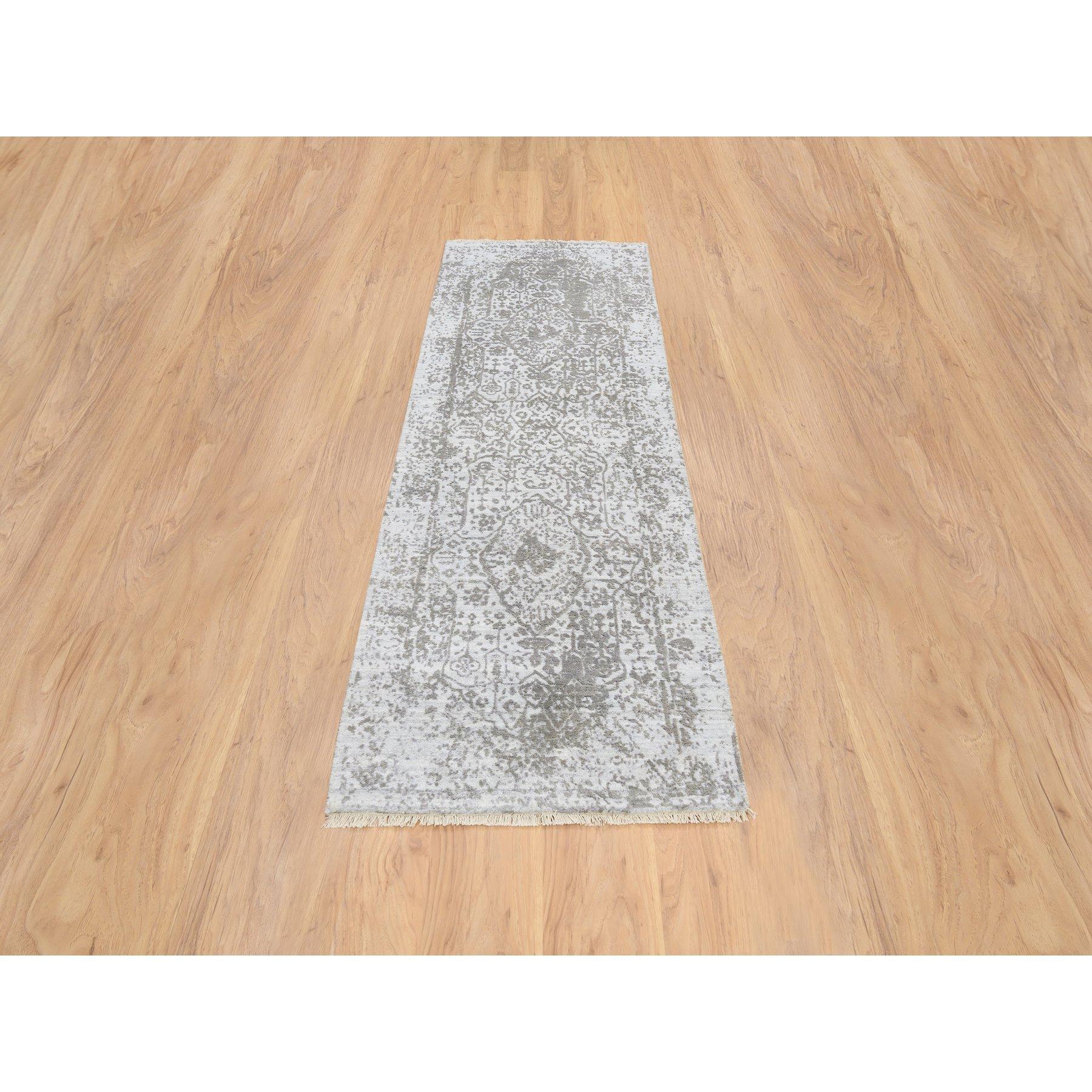 Il s'agit d'un véritable tapis d'Orient gris, Broken Persian Design, en laine et soie pure nouée à la main. Il a été noué pendant des mois et des mois selon des techniques de tissage séculaires par des artisans experts.
Matériaux primaires : Laine