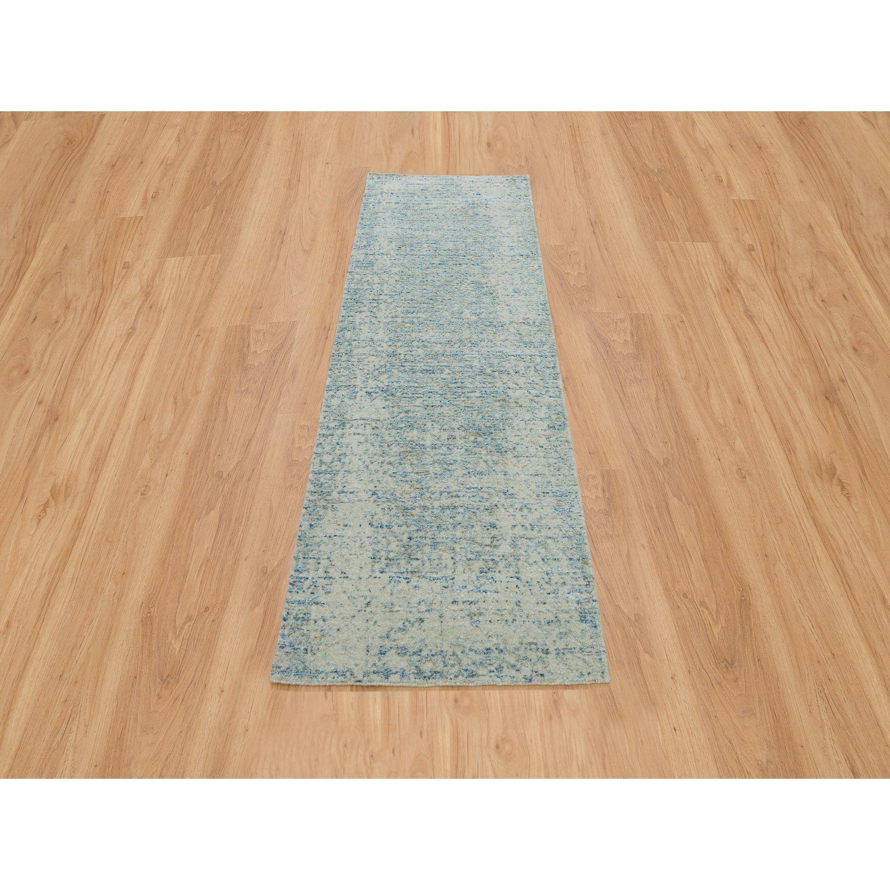 Grau mit einem Hauch von Blau, moderner Jacquard-Teppich, handgewebt, weich im Griff aus Wolle und Seide auf pflanzlicher Basis, Läufer Orientteppich.
Primäre MATERIALIEN: Wolle & Seide
Latex: Kein Flor 
Höhe: 0,25 Zoll
Stil: Lässig
Grundfarbe: