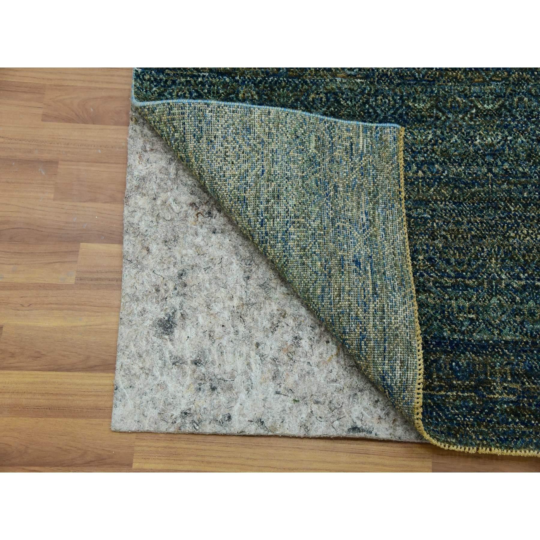 Cerulean Forest Green, Rautenförmiges sich wiederholendes Design, Kohinoor Herat, Weiche Wolle, Handgeknüpft, Läufer Orientteppich
Primäre MATERIALIEN: Wolle
Latex: Kein Flor 
Höhe: 0,25 Zoll
Stil: Transitional
Grundfarbe: Grün
Sekundärfarben: