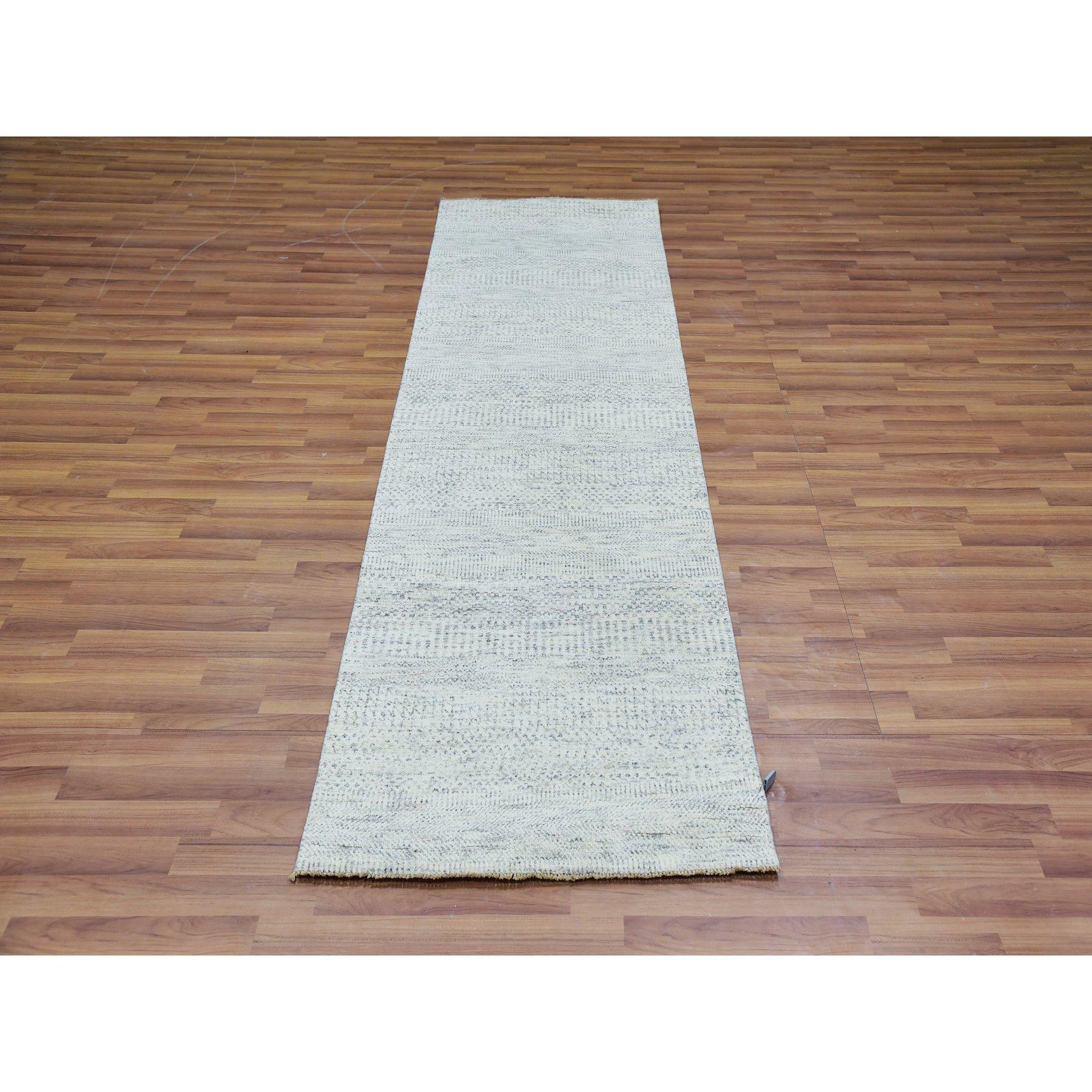 Se trata de una auténtica alfombra oriental de pura lana sin teñir, tono sobre tono, diseño moderno de hierba, anudada a mano. Ha sido anudada durante meses y meses con técnicas artesanales de tejido centenarias por artesanos.
Materiales primarios: