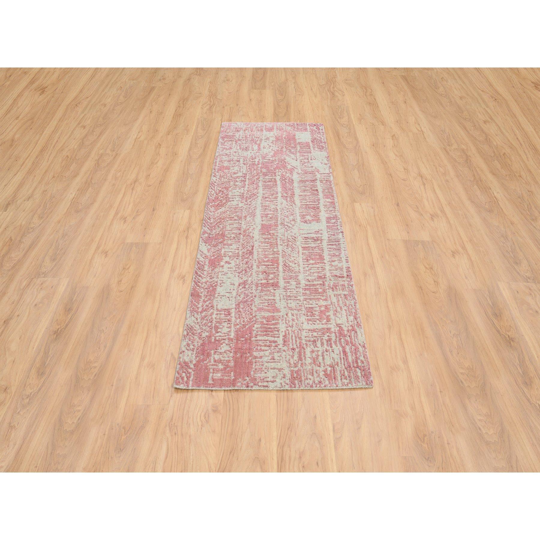 Il s'agit d'un véritable tapis d'Orient, unique en son genre, Rose, All Over Design Laine et Soie d'Art, tissé à la main en Jacquard, Runner. Il a été tissé pendant des mois et des mois selon des techniques artisanales séculaires par des artisans