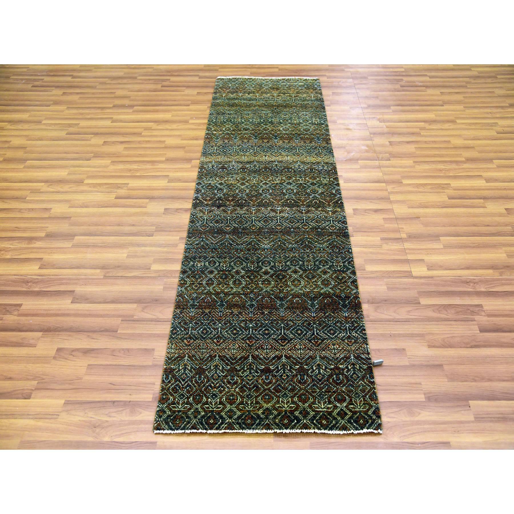 Rostbraun, Handgeknüpft, Kohinoor Herat Kleines Geometrisches Wiederholendes Design, 100% Plüsch Wolle, Läufer Orientteppich
Primäre MATERIALIEN: Wolle
Latex: Kein Flor 
Höhe: 0,25 Zoll
Stil: Transitional
Grundfarbe: Braun
Sekundäre Farben: Grau,