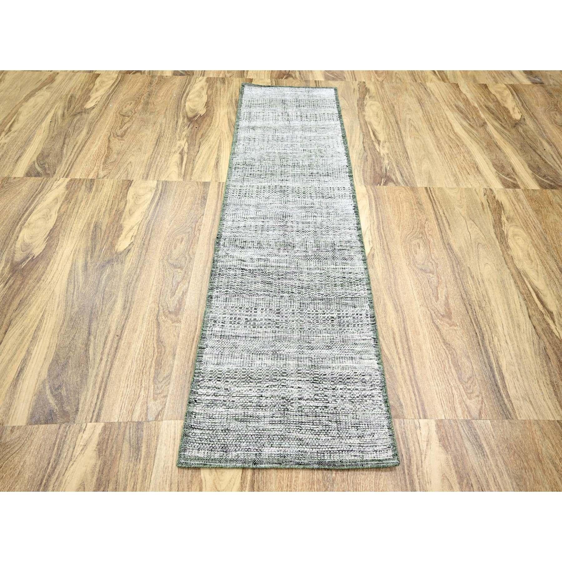 Vista Weiß mit Tannengrün, 100% Wolle, handgeknüpft, oxidiertes und beschädigtes Grasdesign mit freiliegenden Kettfäden, Läufer, Orientteppich
Primäre MATERIALIEN: Wolle
Latex: Kein Flor 
Höhe: 0,25 Zoll
Stil: AM Contemporary
Grundfarbe: