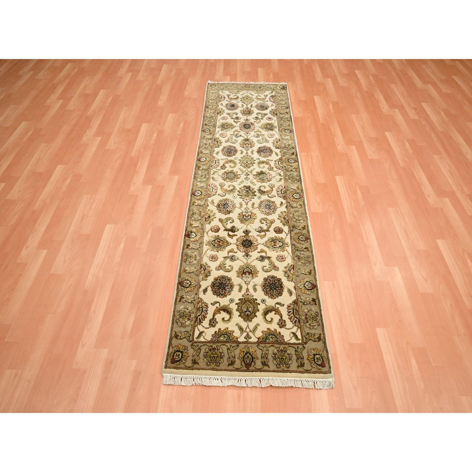 Chiffon bianco, Rajasthan con Design/One di foglie, Annodato a mano, Lana e seta, Pile morbido, spesso e soffice, Runner, Tappeto orientale
Materiali primari: Lana e seta
Lattice: No Pile 
altezza: 0,25 pollici
Stile: Tradizionale
Colore primario: