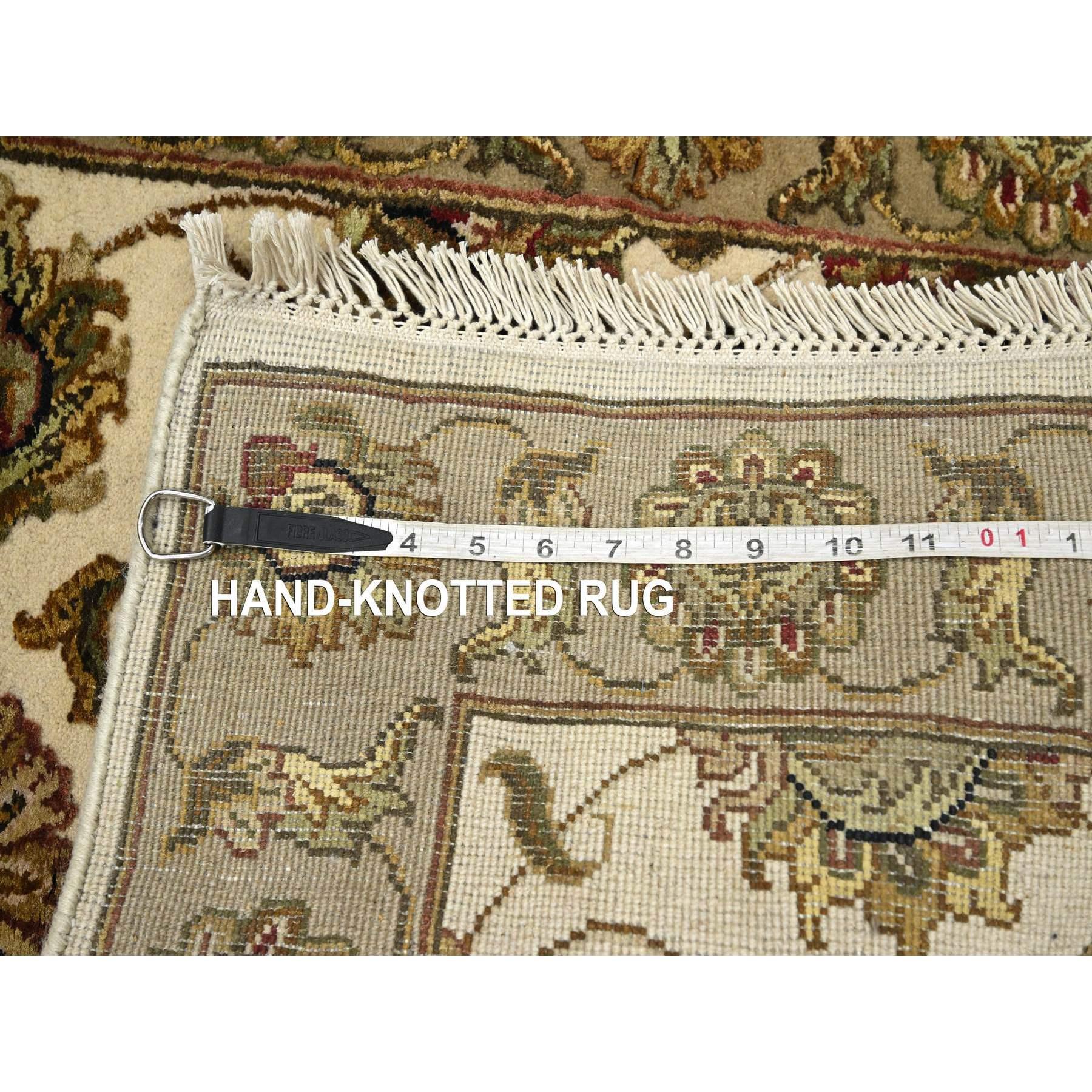 XXI secolo e contemporaneo Tappeto Runner in lana e seta annodato a mano con design a foglie del Rajasthan bianco 2'6 