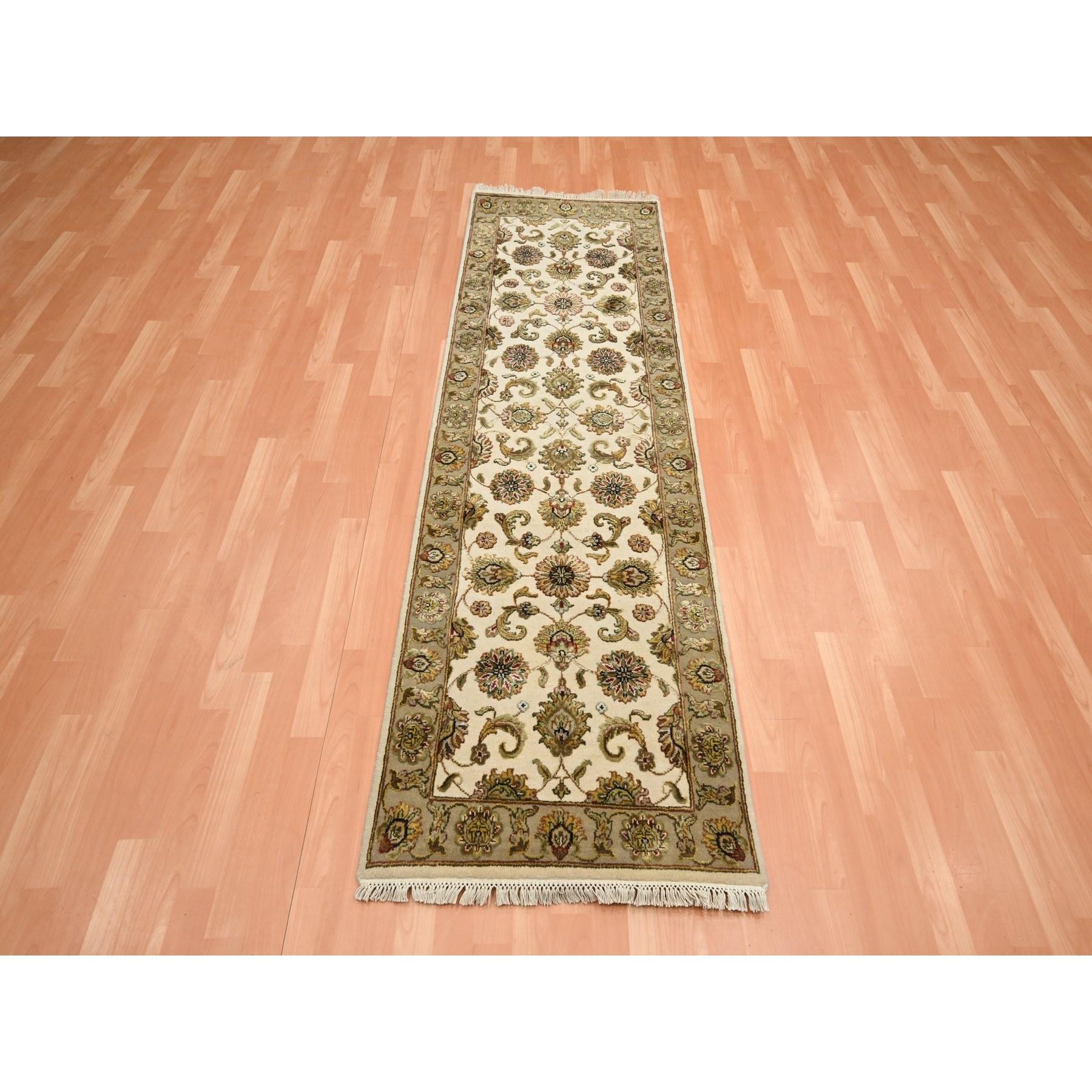 Bianco Alabastro, Rajasthan con Design/One di foglie, Annodato a mano, Lana e seta, Pile morbido, spesso e soffice, Runner, Tappeto orientale
Materiali primari: Lana e seta
Lattice: No Pile 
altezza: 0,25 pollici
Stile: Tradizionale
Colore primario: