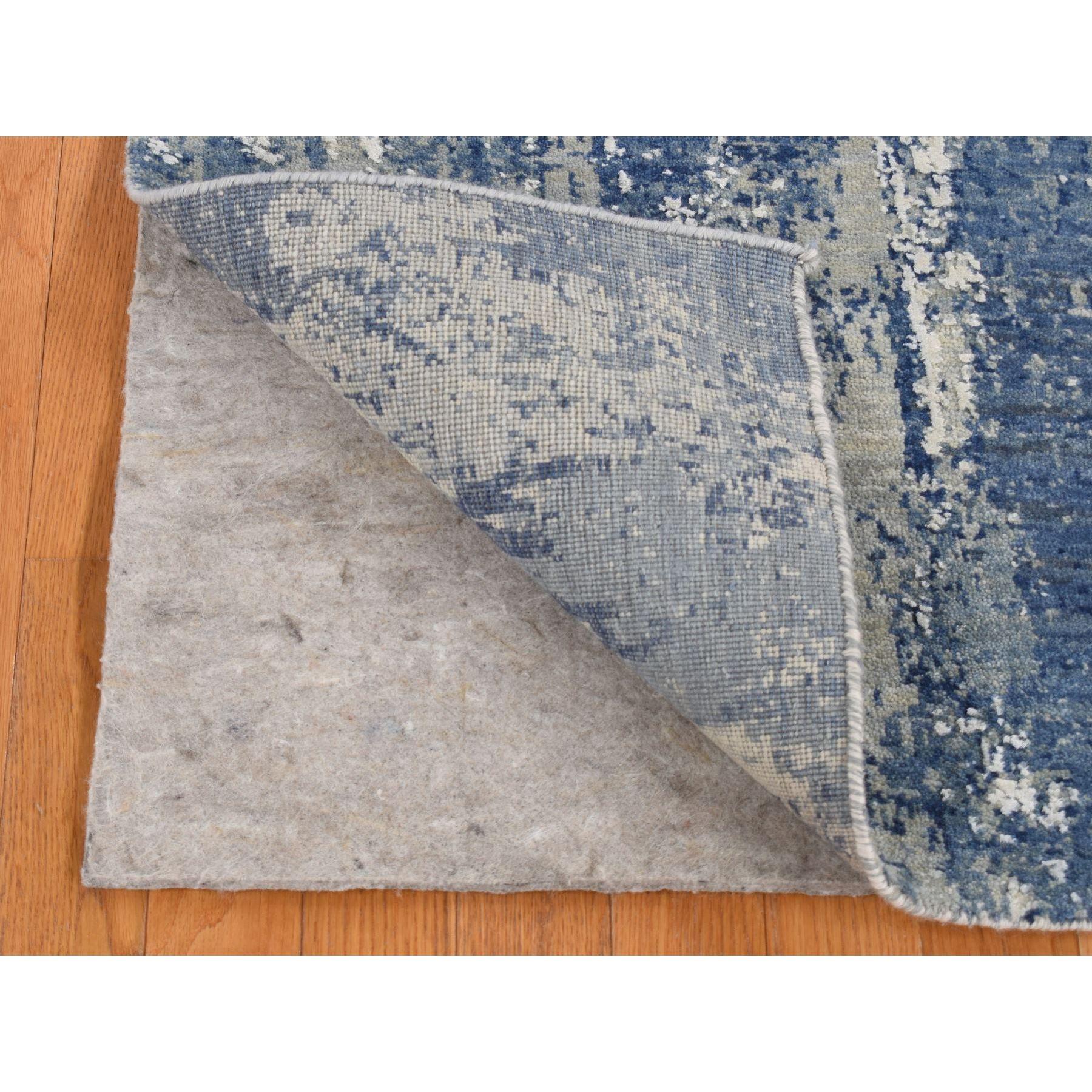 Blu aviazione, design astratto, lana e pura seta, annodato a mano, tappeto orientale Runner
Materiali primari: Lana e seta
Lattice: No Pile 
altezza: 0,25 pollici
Stile: Di transizione
Colore primario: Blu
Colori secondari: Grigio, Azzurro,