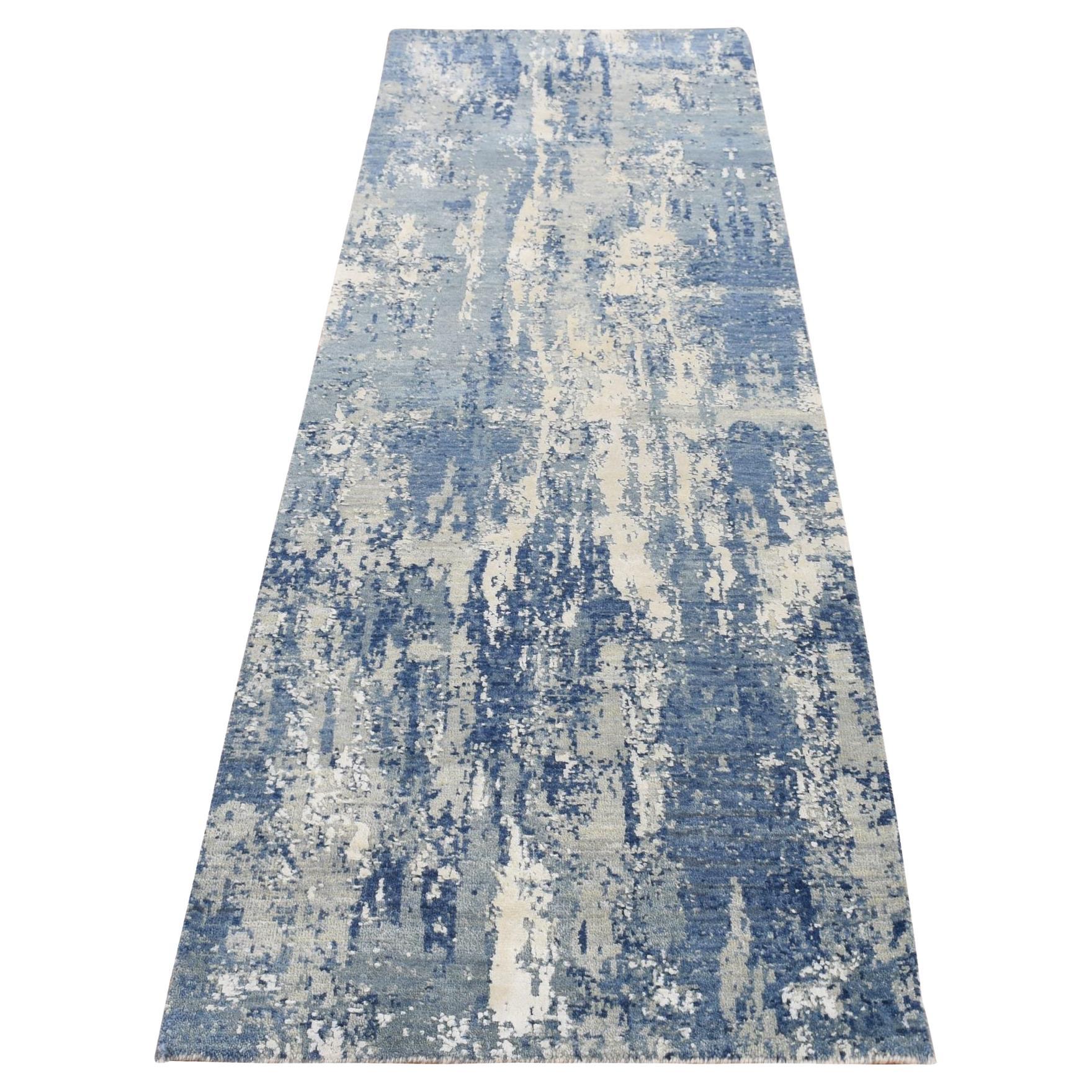 Tappeto Runner in lana e seta annodato a mano con disegno astratto Air Force Blue 2'6 "x8'1" in vendita