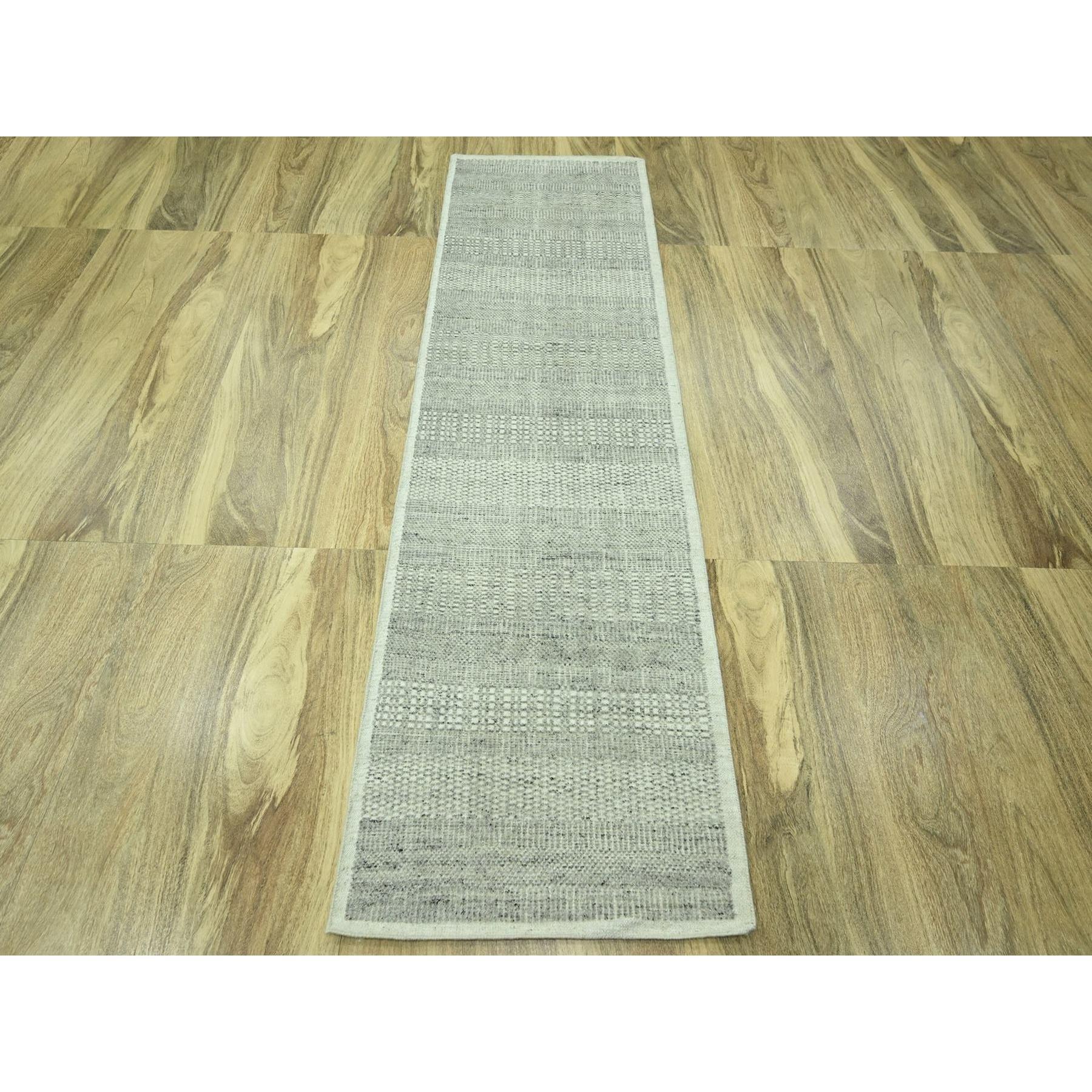 Gris moyen, Laine organique, Oxidized and Distressed Grass Design with Exposed Warps, Hand Knotted, Runner, Tapis d'Orient
Matières premières : Laine
Latex : Pas de poils 
hauteur : 0,25 pouces
Style : Contemporain
Couleur primaire : Gris
Couleurs