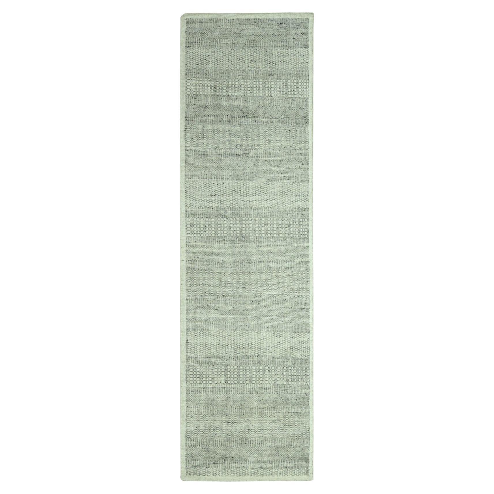 Tappeto Runner 2'6 "x8'1" grigio in lana annodata a mano, ossidata e con disegno dell'erba invecchiato