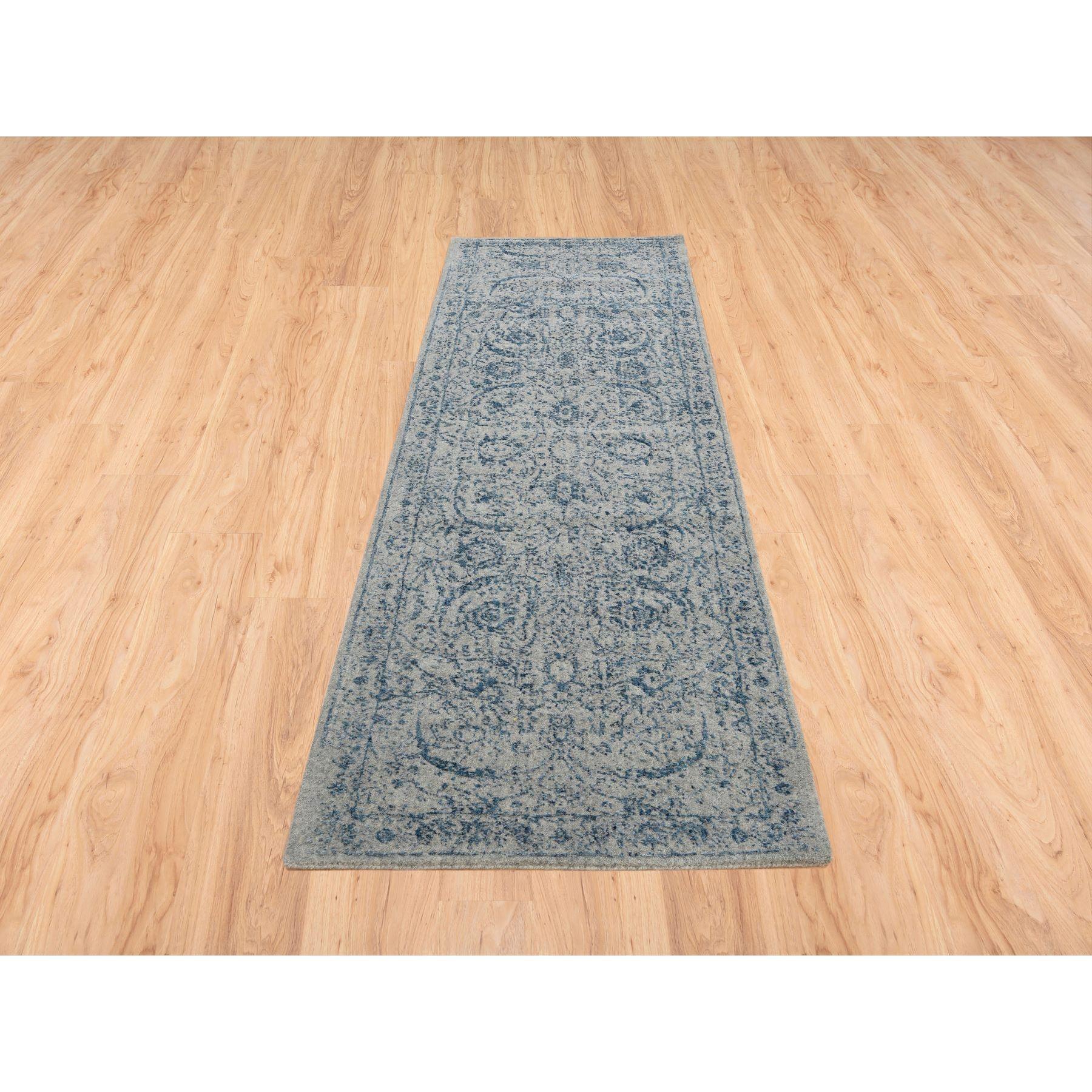 Dies ist eine wirklich echte one-of-a-kind Hand gewebt grau feinem Jacquard mit Sichel Blatt Design Wolle und pflanzliche Seide orientalischen Läufer Teppich. Es wurde monatelang in jahrhundertealten Webtechniken von erfahrenen Kunsthandwerkern
