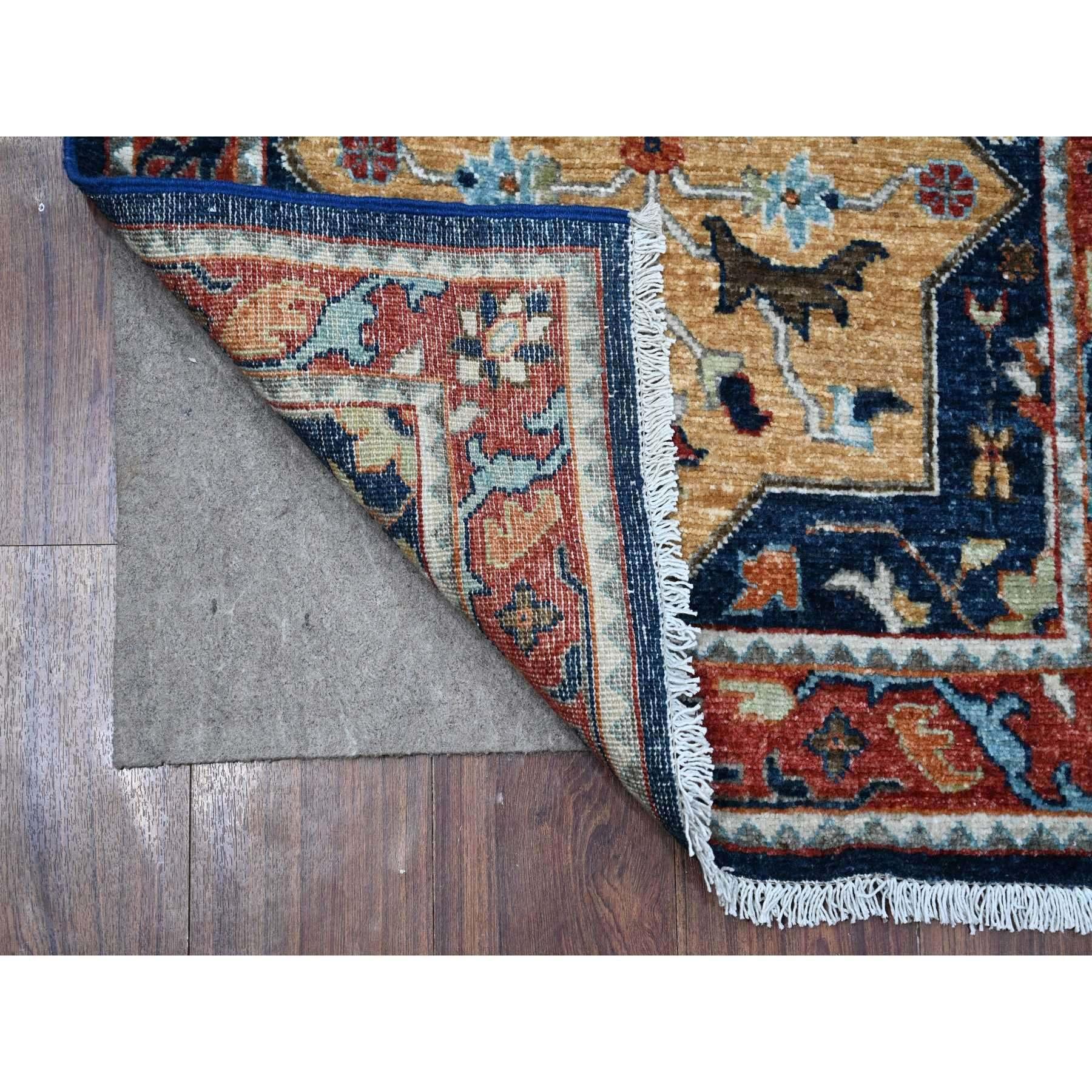 Il s'agit d'un véritable tapis d'Orient de la collection Aryana, noué à la main, en pure laine. Il a été noué pendant des mois et des mois selon des techniques de tissage séculaires par des artisans experts.
Matières premières : Laine
Latex : Pas de