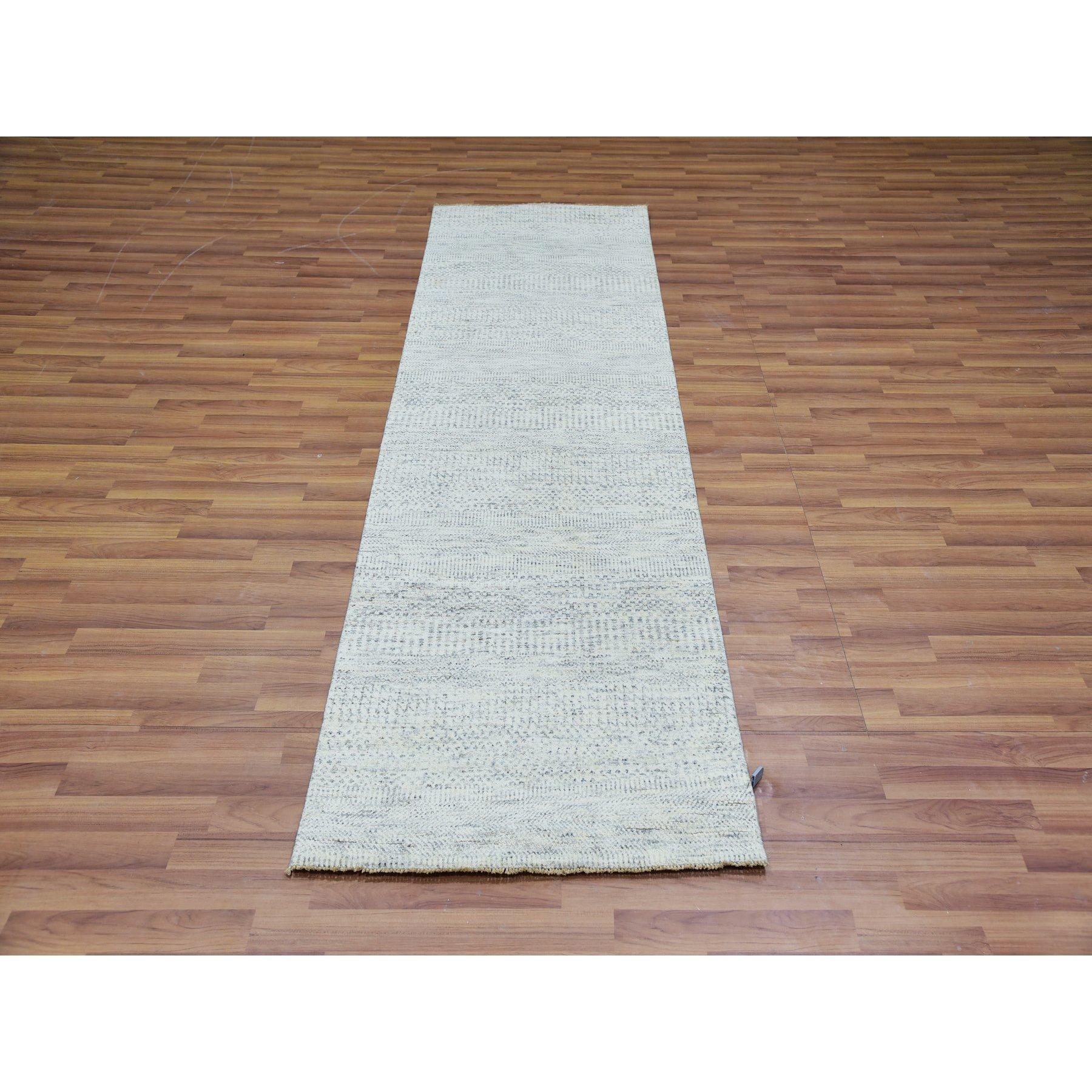 Il s'agit d'un véritable tapis d'Orient en pure laine non teintée, ton sur ton, au design moderne de graminées, noué à la main. Il a été noué pendant des mois et des mois par des artisans selon des techniques de tissage séculaires. Matières
