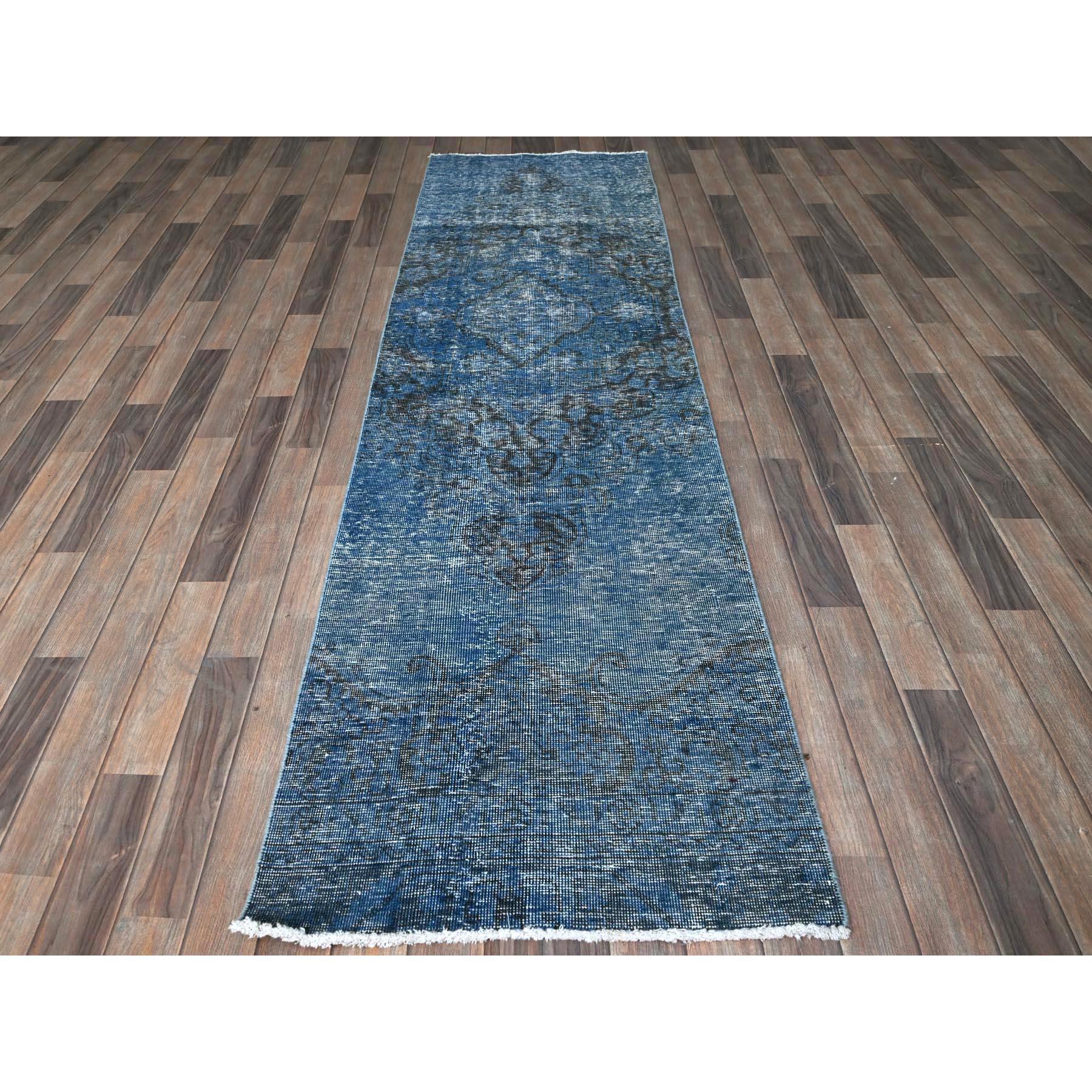 Blu denim, Tabriz persiano d'epoca sovratinto, consumato e rovinato, lati e estremità fissati professionalmente, rasato basso, annodato a mano, 100% lana, frammento, runner, tappeto orientale
Materiali primari: Lana
Lattice: No Pile 
altezza: 0,25