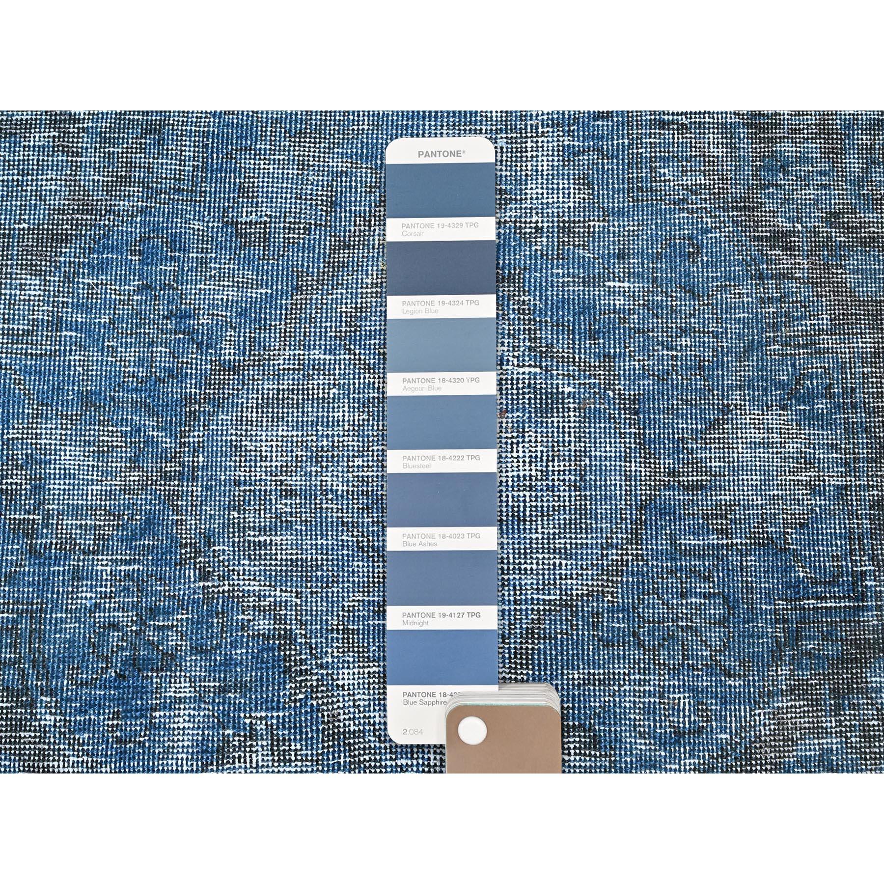 Persiano Tappeto Runner Tabriz persiano vintage sovratinto blu, annodato a mano, interamente in lana in vendita