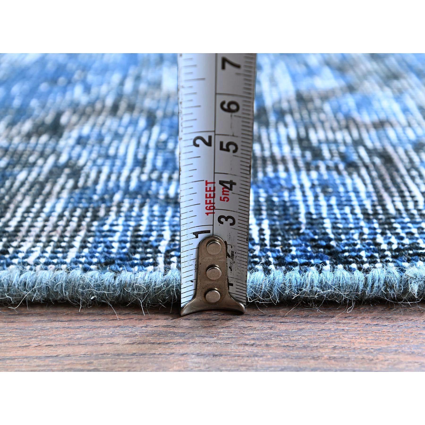 Tappeto Runner Tabriz persiano vintage sovratinto blu, annodato a mano, interamente in lana In condizioni ottime in vendita a Carlstadt, NJ