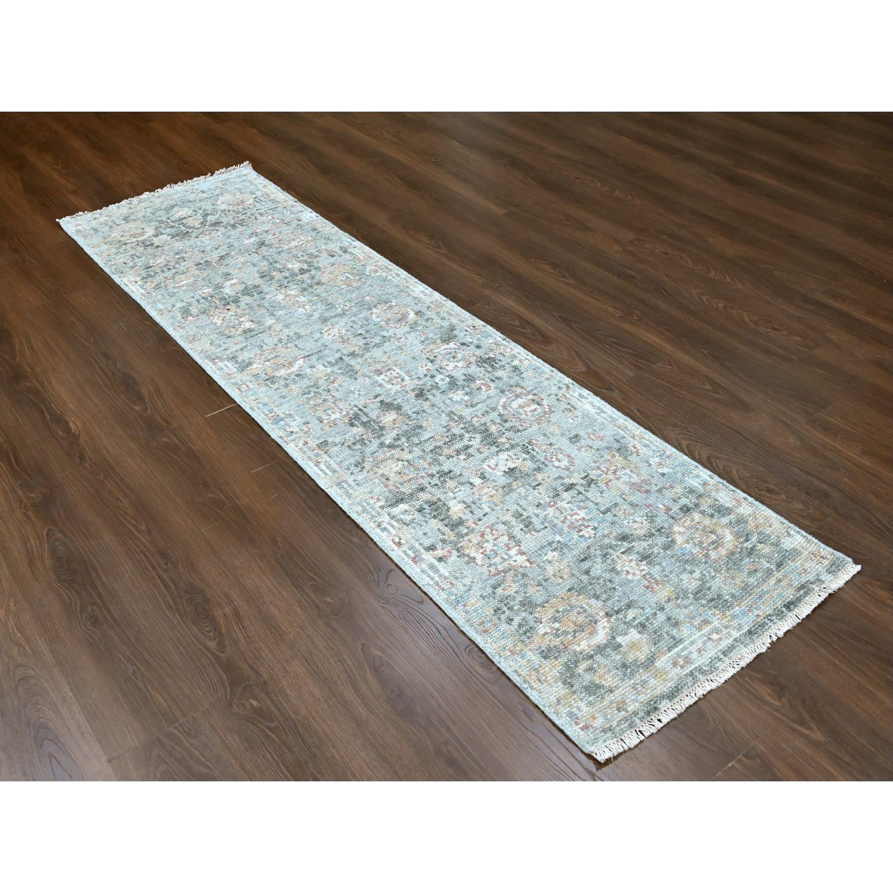 Grigio nebbioso, Design Oushak, Collezione Supple, Tono su tono, Annodato a mano, Pile di lana morbida e vibrante, Soffice e lussureggiante, Runner, Tappeto orientale
Materiali primari: Lana
Lattice: No Pile 
altezza: 0,25 pollici
Stile: Di
