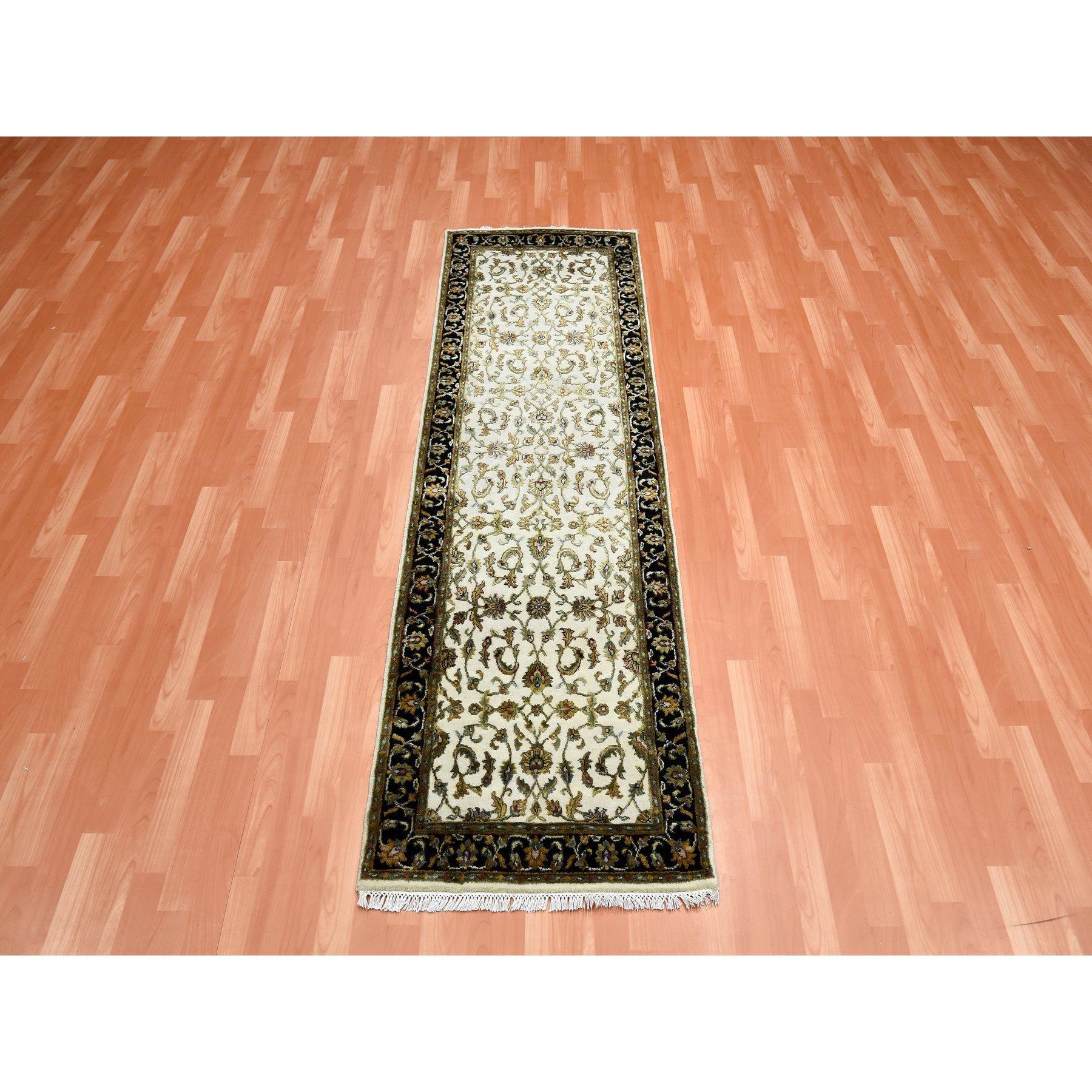 Ivoire, laine et soie nouées à la main, Rajasthan, avec motif All Over Épais et pelucheux, tapis d'Orient de type Runner
Matériaux primaires : Laine et soie
Latex : Pas de poils 
hauteur : 0,25 pouces
Style : Traditionnel
Couleur primaire :