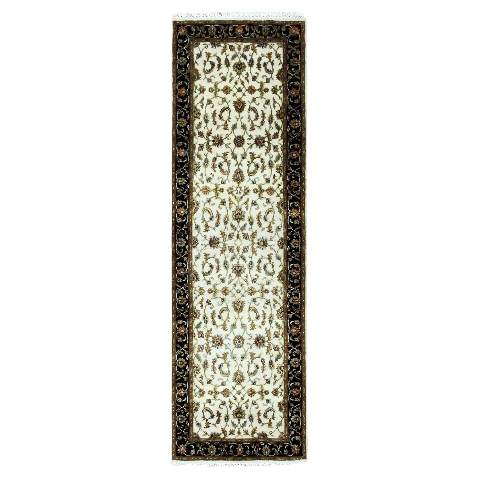 2'6 "x8'2" Ivoire, laine et soie noués à la main, tapis de course Rajasthan Design