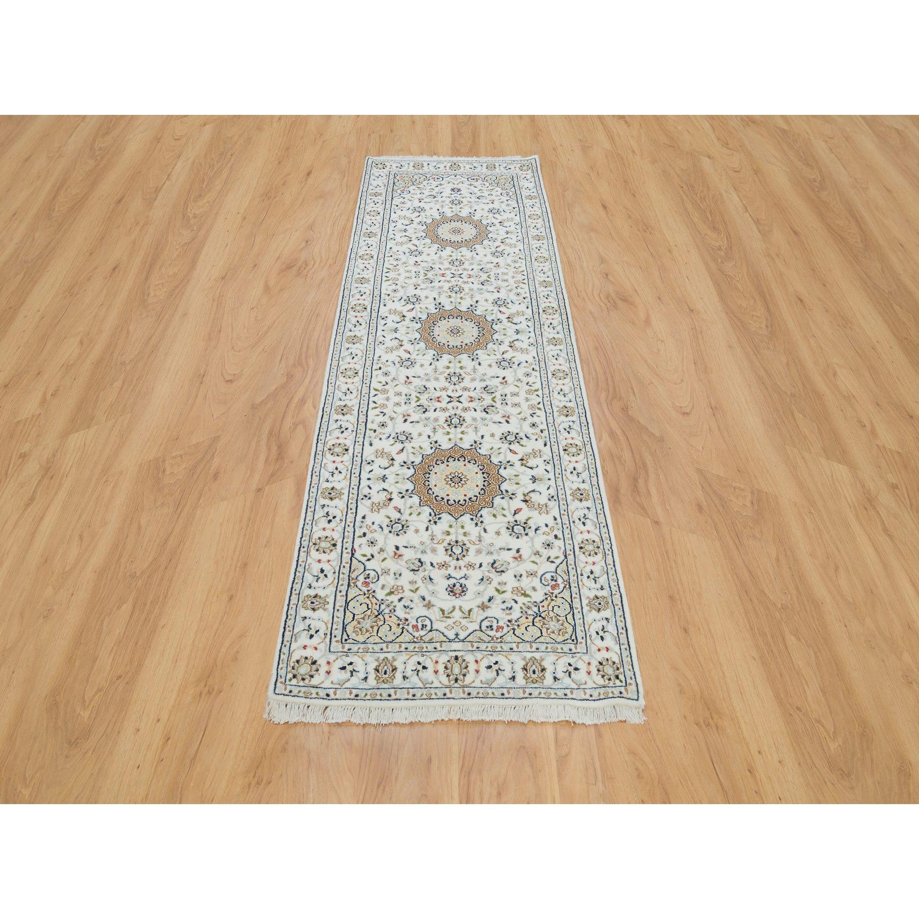 Puderweiß, Handgeknüpft, Nain mit Medaillon Blumenmuster, 250 KPSI, Biowolle, Läufer Orientteppich
Primäre MATERIALIEN: Wolle
Latex: Kein Flor 
Höhe: 0,25 Zoll
Stil: Traditionell
Grundfarbe: Elfenbein
Sekundäre Farben: Braun, Grün, Rot, Millennium