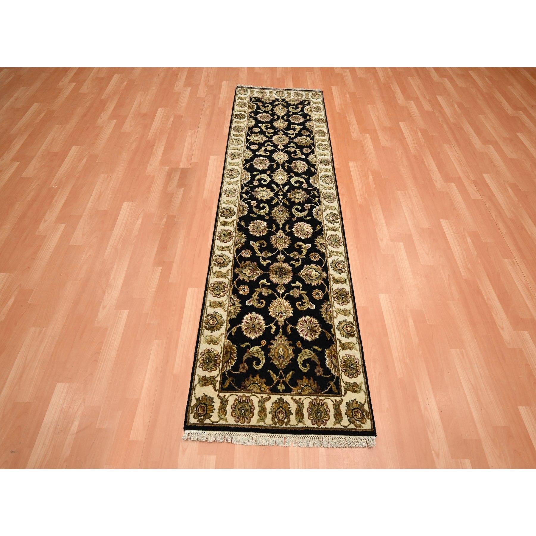 Nero ebano, Rajasthan con disegno di foglie all over, annodato a mano, lana e seta, tessuto densamente, spesso e soffice, runner, tappeto orientale
Materiali primari: Lana e seta
Lattice: No Pile 
altezza: 0,25 pollici
Stile: Tradizionale
Colore