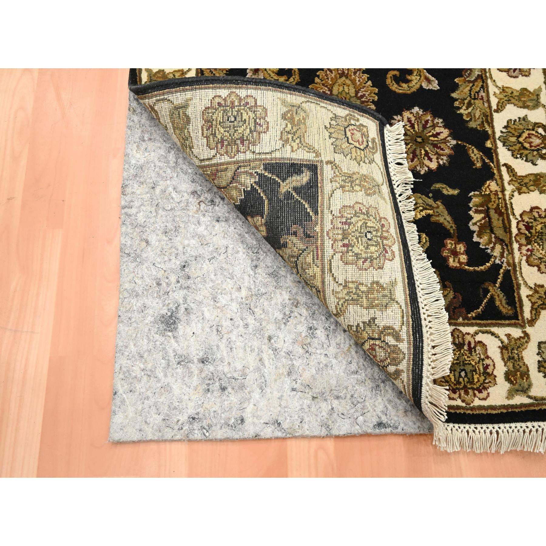 Indiano Tappeto Runner in lana e seta annodato a mano con design a foglie del Rajasthan nero 2'6 
