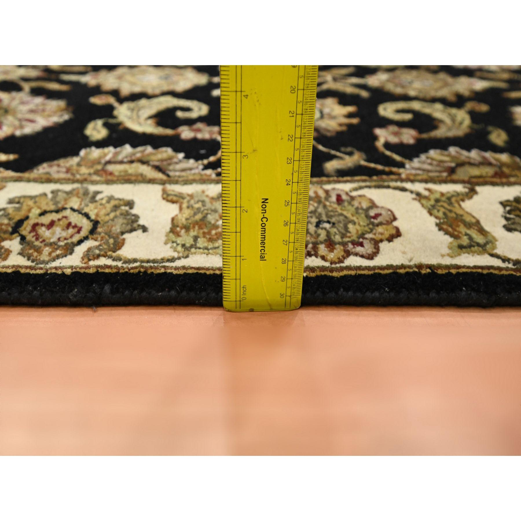 XXI secolo e contemporaneo Tappeto Runner in lana e seta annodato a mano con design a foglie del Rajasthan nero 2'6 