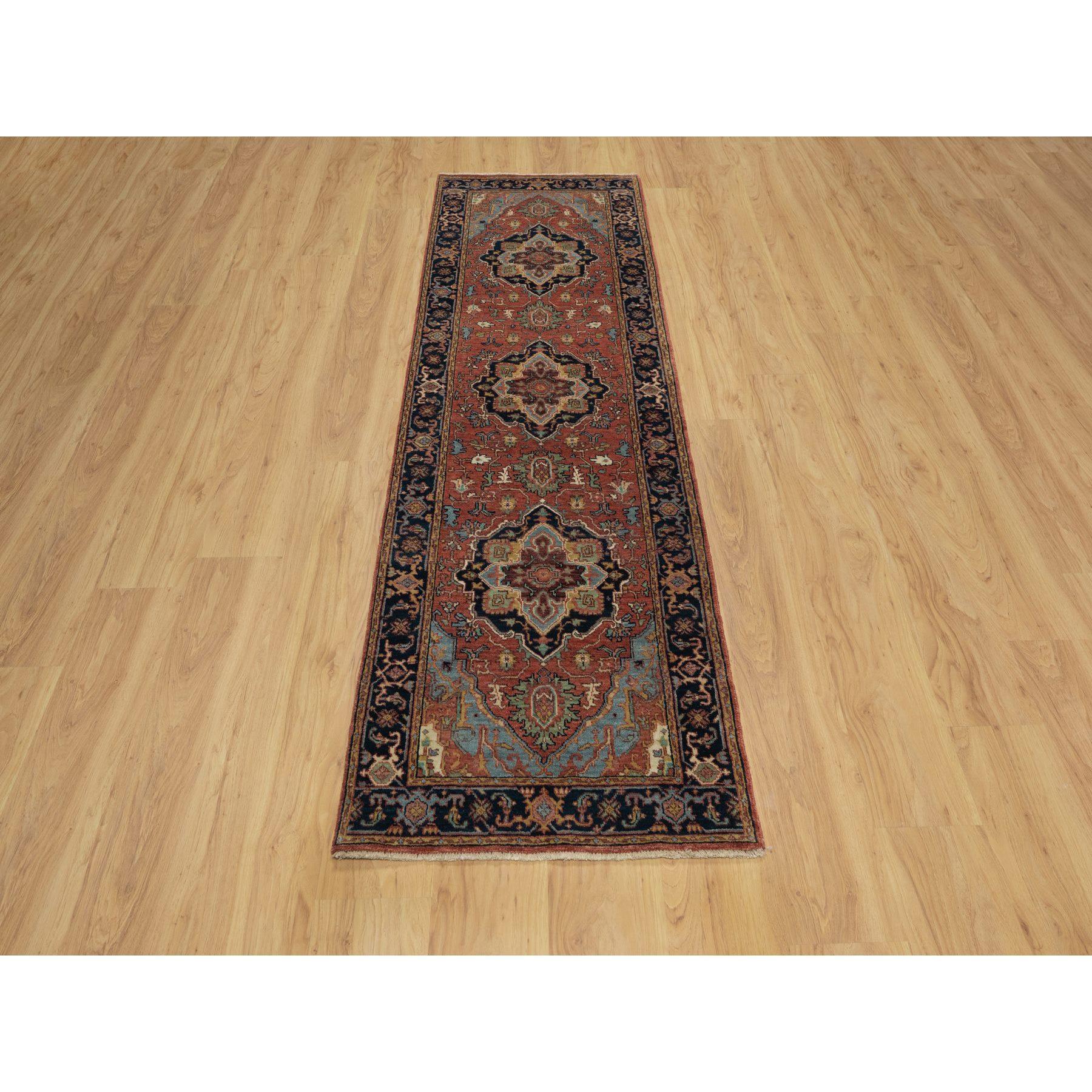Rojo Ocre, Re-creación Heriz Fina Antigua, Tejido Más Denso, Tintes Vegetales, Lana Suave, Anudada a Mano, Exuberante y Afelpada, Corredor, Alfombra Oriental
Materiales primarios: Lana
Látex: Sin pelo 
altura: 0,25 Pulgadas
Estilo: Tradicional
Color