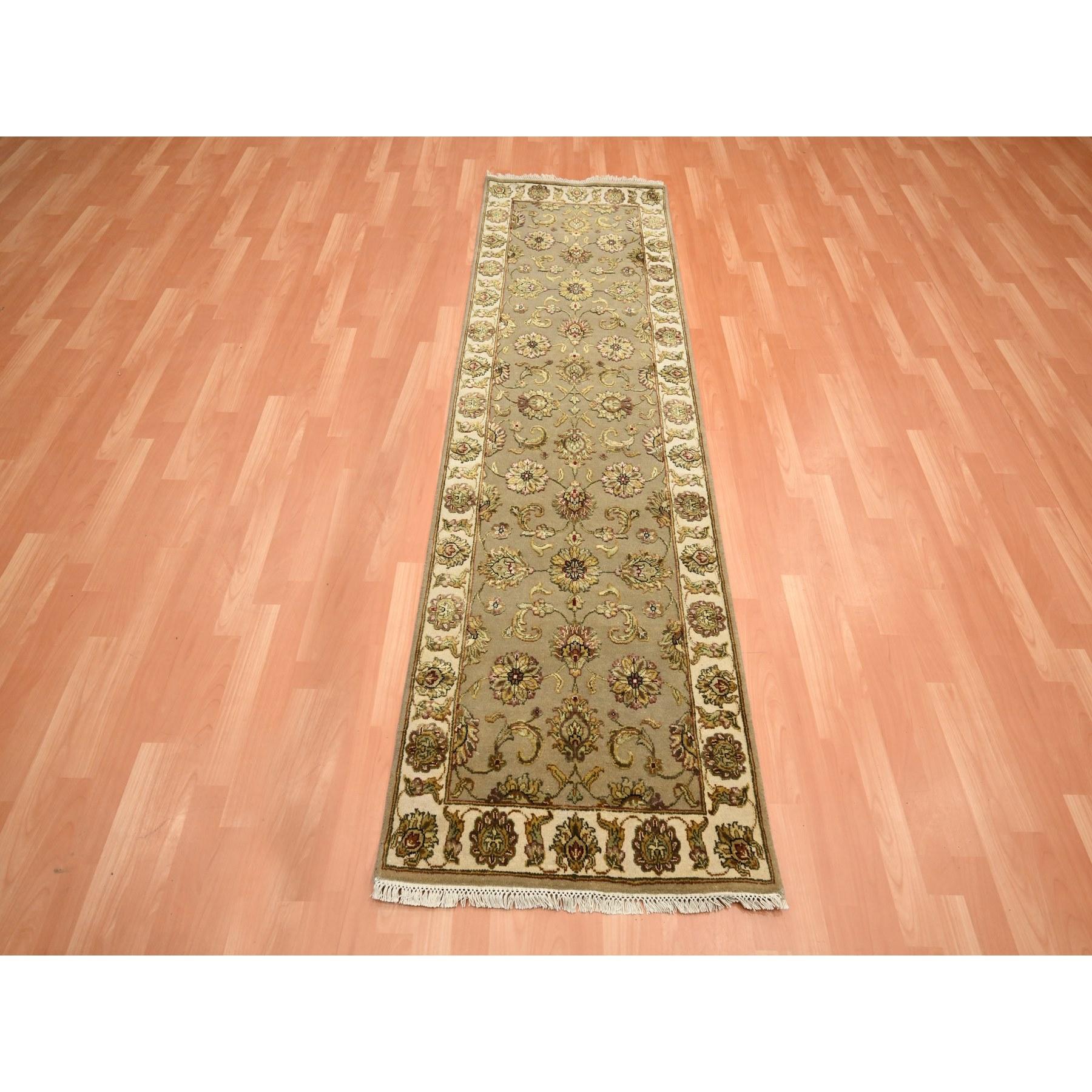 Wüstensand Braun, Handgeknüpft, Rajasthan mit All Over Leaf Design, Wolle und Seide, Weicher Flor, Dick und Plüsch, Läufer, Orientteppich
Primäre MATERIALIEN: Wolle & Seide
Latex: Kein Flor 
Höhe: 0,25 Zoll
Stil: Traditionell
Grundfarbe: