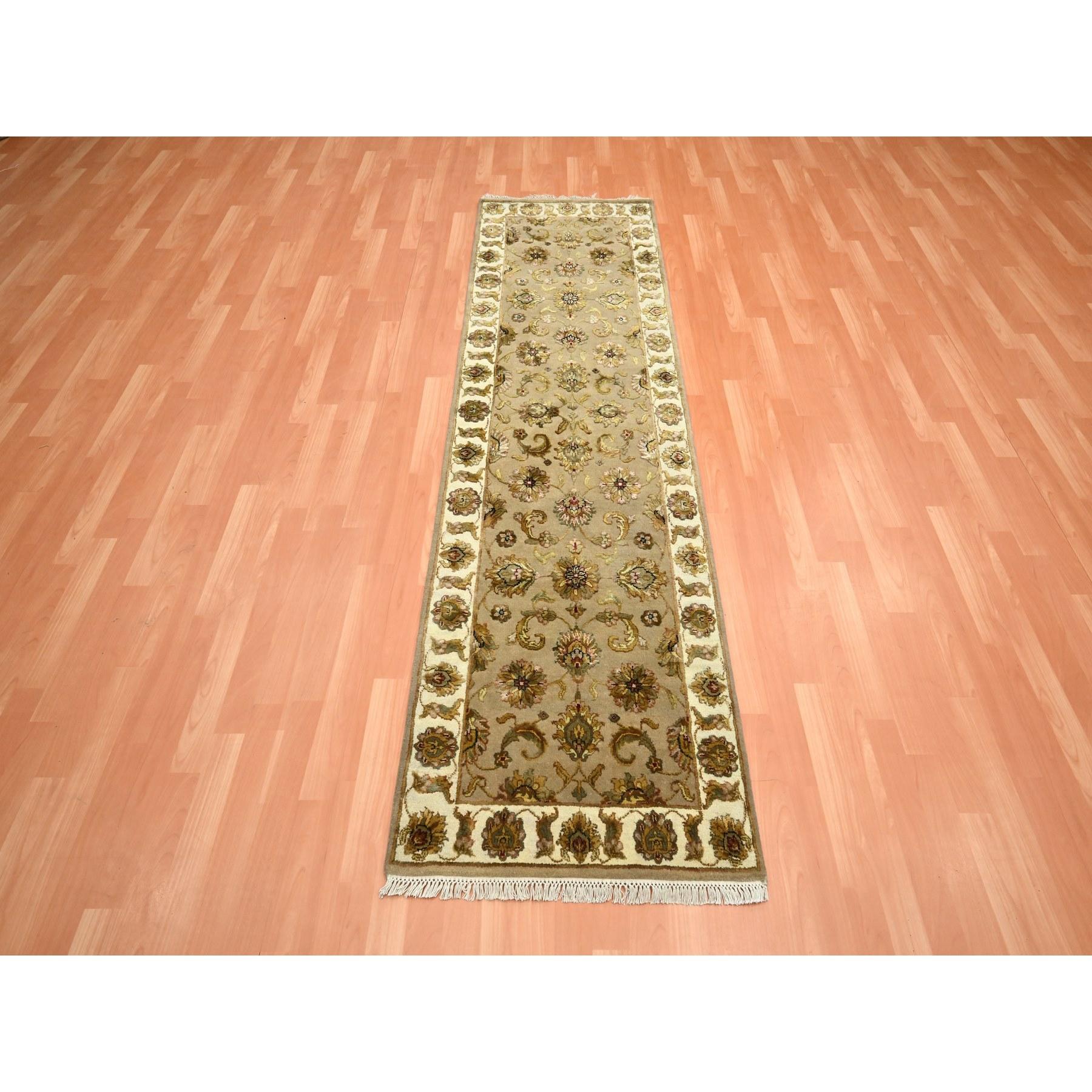 Ecru Brown, Rajasthan avec motif de feuilles, noué à la main, laine et soie, densément tissé, épais et pelucheux, chemin de table, tapis d'Orient
Matériaux primaires : Laine et soie
Latex : Pas de poils 
hauteur : 0,25 pouces
Style :