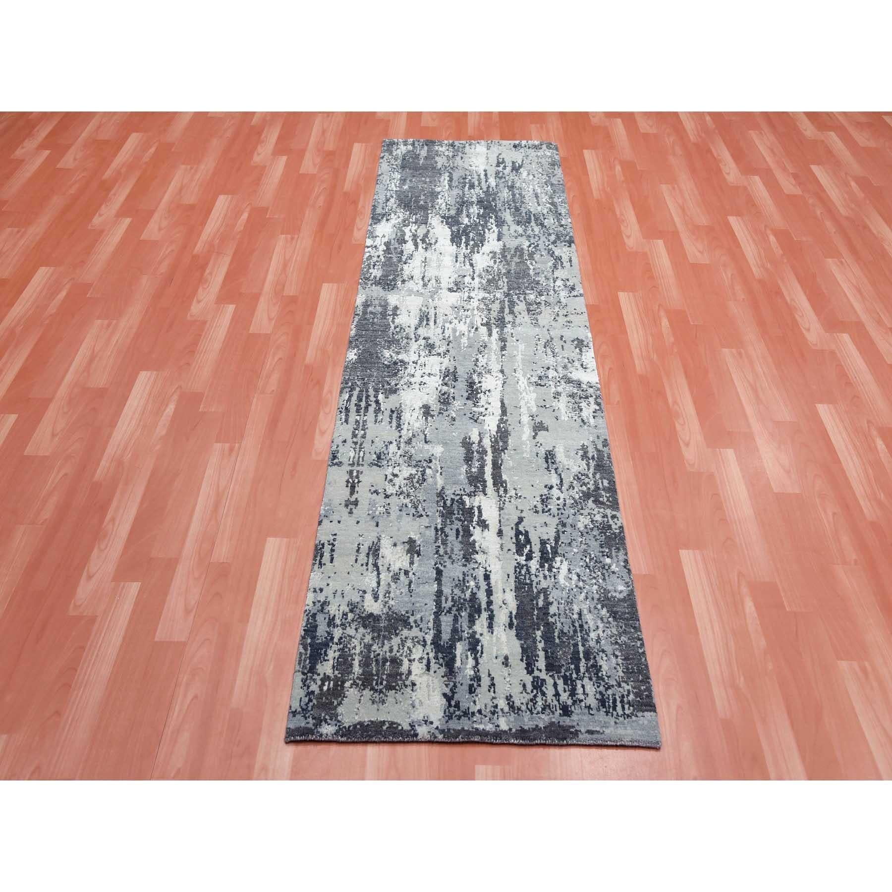 Si tratta di un autentico esemplare unico di Gray Persian Knot, Modern Abstract Design, Wool and Silk, Denser Weave, Hand Knotted Runner Oriental Rugs. È stato annodato per mesi e mesi con tecniche di tessitura secolari da esperti
