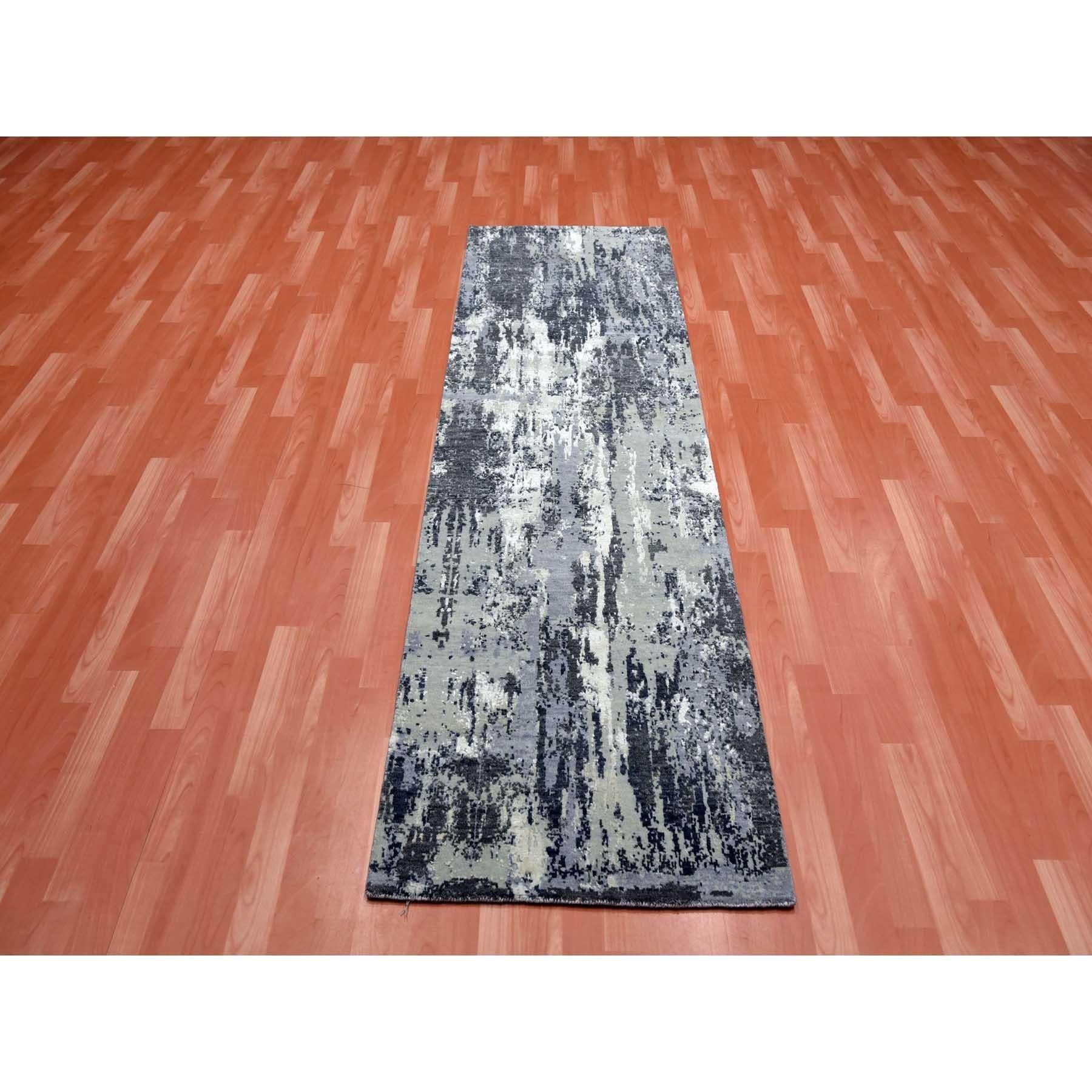 Si tratta di un autentico pezzo unico grigio antracite con disegno astratto in lana e seta a trama più fitta.  Tappeto orientale Persian Knot annodato a mano. È stato annodato per mesi e mesi con tecniche di tessitura secolari da esperti