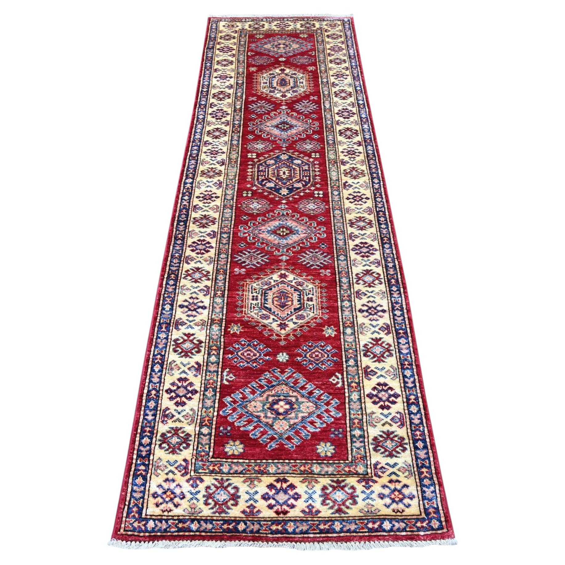 2'6 "x8'3" Rouge Afghan Super Kazak Tapis de course en laine à motifs géométriques de médaillons
