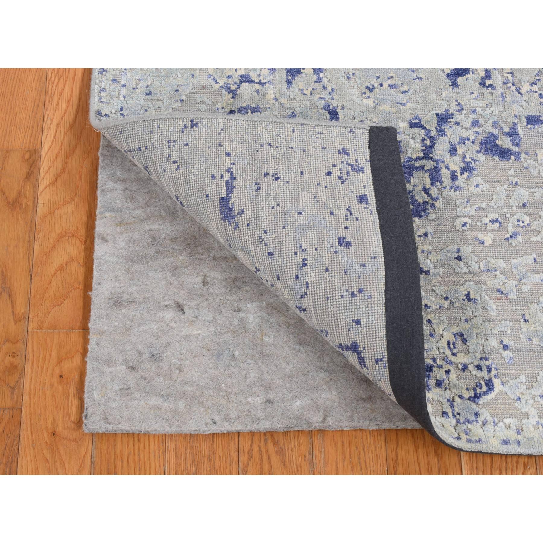 Gris cendré, cyprès en diminution avec motif en médaillon, soie et laine texturée, nouée à la main,  Tapis d'Orient Runner
Matériaux primaires : Laine et soie
Latex : Pas de poils 
hauteur : 0,25 pouces
Style : Transitionnel
Couleur primaire :