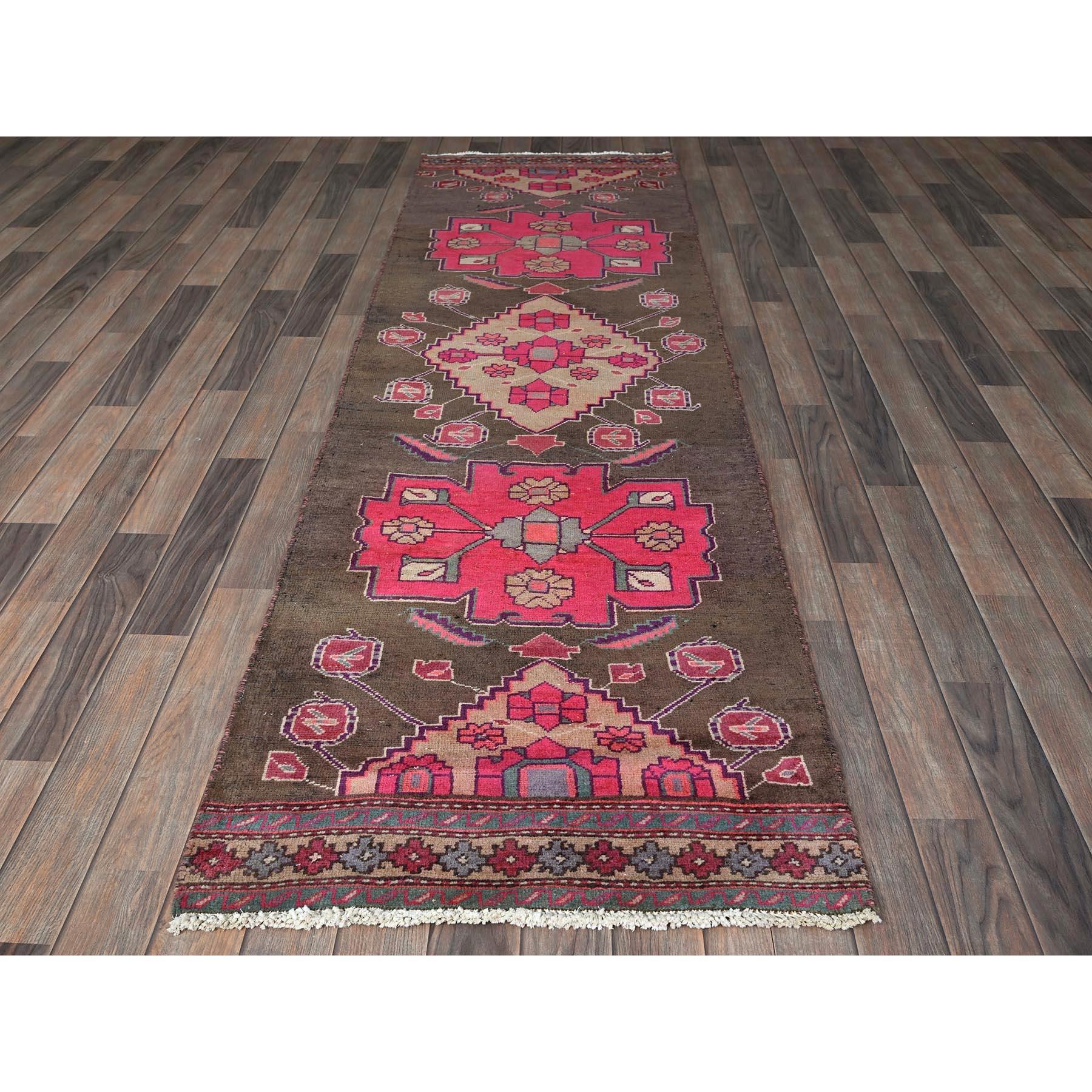 Zedernbraun, Vintage Nordwest-Perser mit geometrischem Medaillon-Design, 100% Wolle, handgeknüpft, dünn beschnitten, kein Flor, Seiten und Enden professionell gesichert, guter Zustand, schmaler Läufer, Orientteppich
Primäre MATERIALIEN: Wolle
Latex: