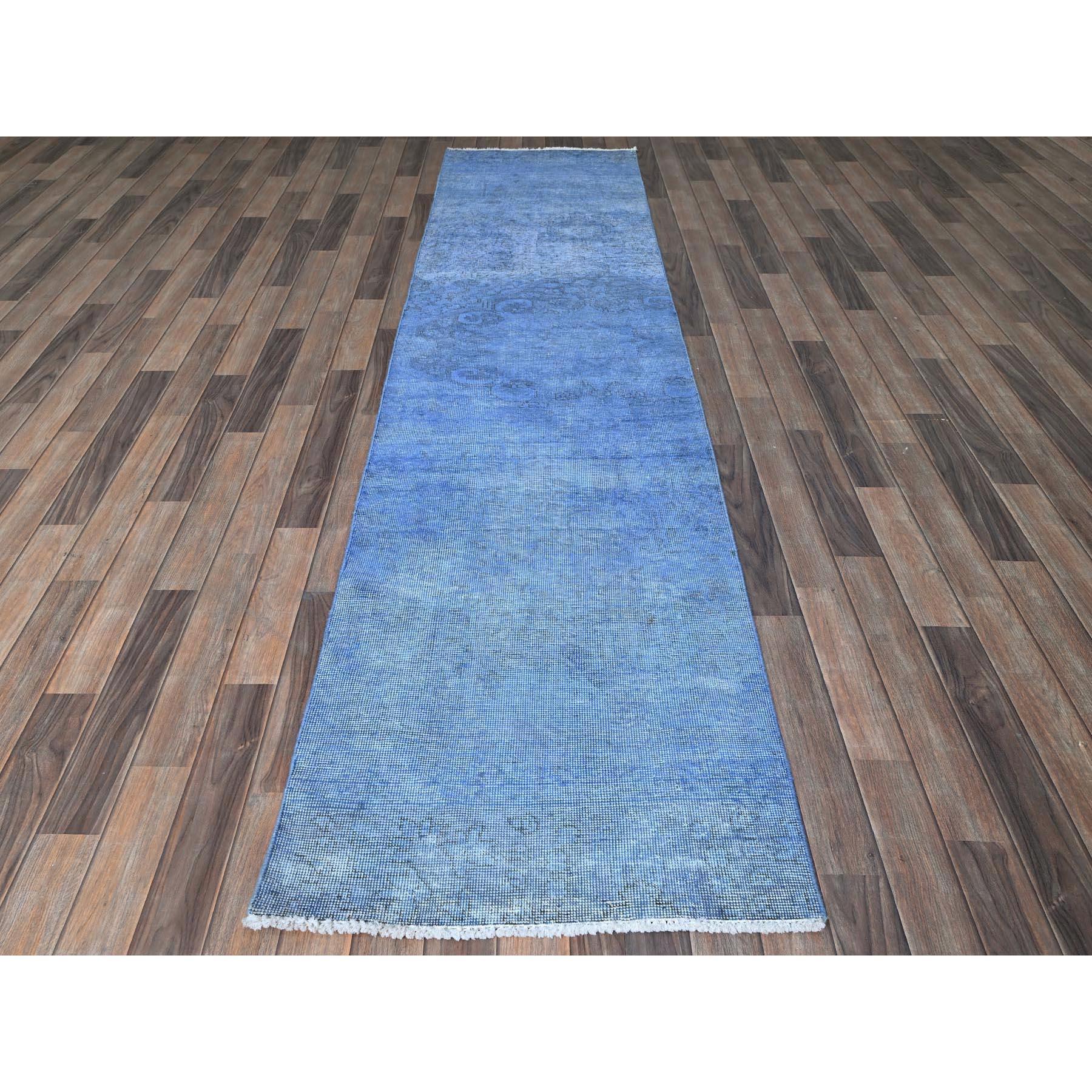 Blu bordeaux, Tabriz persiano d'epoca sovratinto, consumato e rovinato, lati e estremità fissati professionalmente, tosato basso, annodato a mano, 100% lana, frammento, runner, tappeto orientale
Materiali primari: Lana
Lattice: No Pile 
altezza: