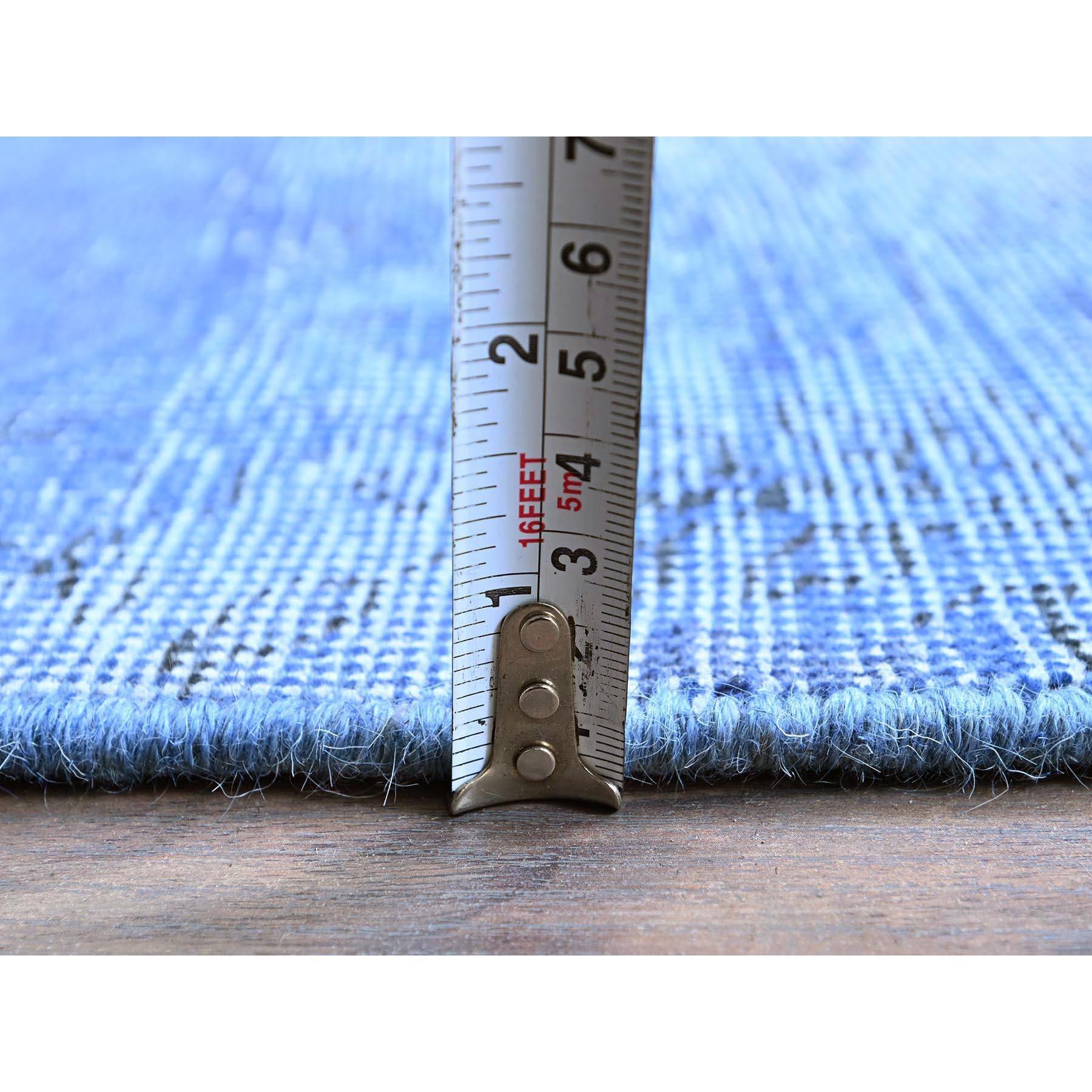 Tappeto Runner Tabriz persiano vintage sovratinto blu, annodato a mano, interamente in lana In condizioni ottime in vendita a Carlstadt, NJ