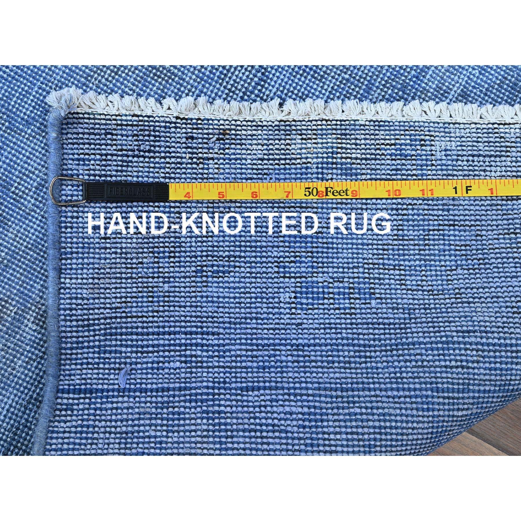 Metà XX secolo Tappeto Runner Tabriz persiano vintage sovratinto blu, annodato a mano, interamente in lana in vendita