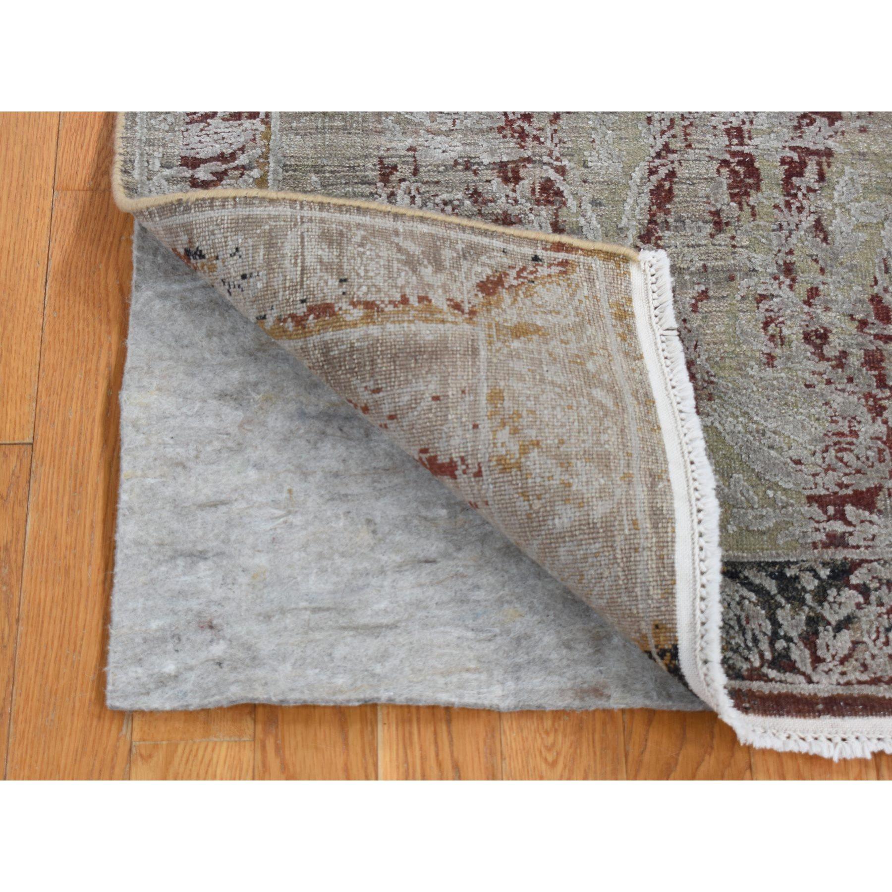 Tappeto orientale Runner con disegni di tulipani rotti e cancellati, seta e lana testurizzata, annodato a mano.
Materiali primari: Lana e seta
Lattice: No Pile 
altezza: 0,25 pollici
Stile: Transizione
lColore primario: Grigio
Colori secondari: