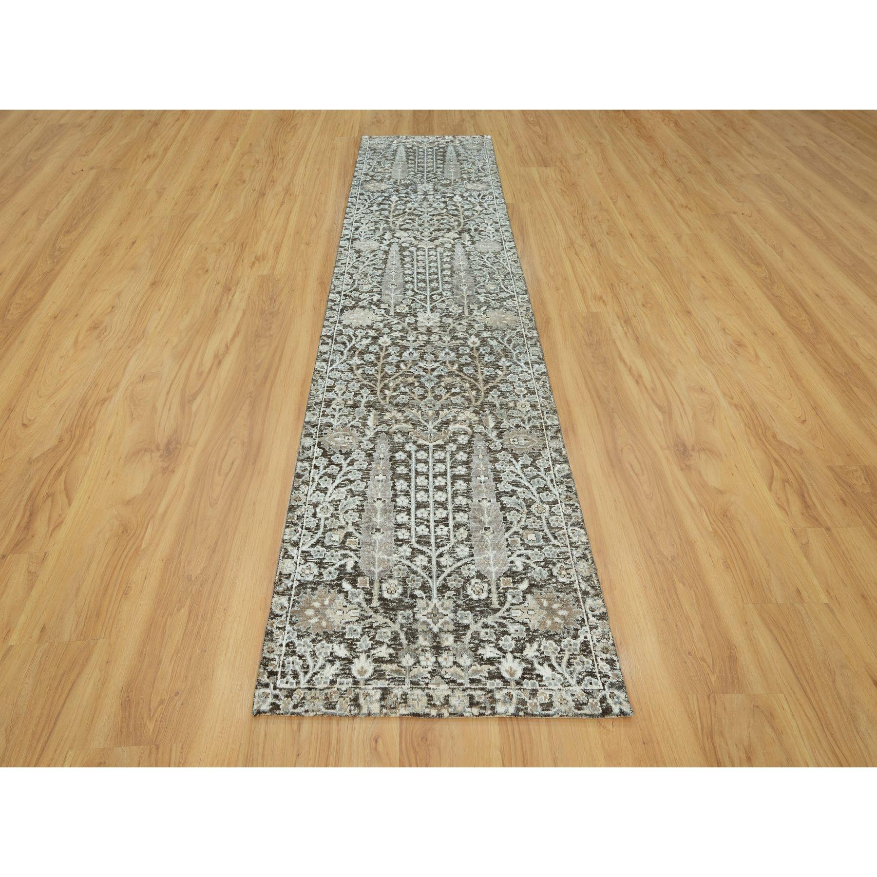 Il s'agit d'un véritable tapis d'Orient beige, en soie et laine texturée, noué à la main, à motifs de saules et de cyprès. Il a été noué pendant des mois et des mois selon des techniques de tissage séculaires par des artisans experts.
Matériaux