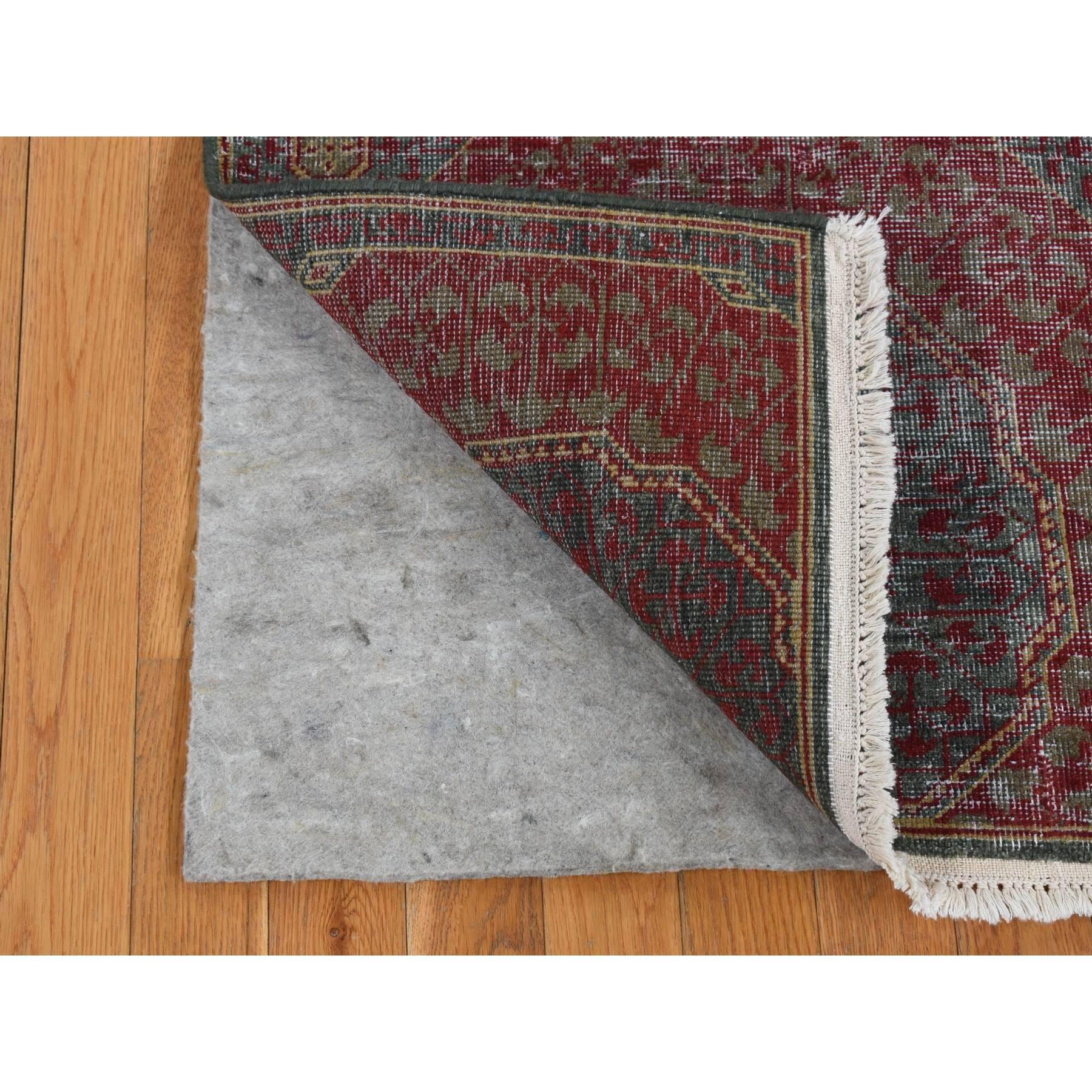 Mittel Dschungel grün, Vintage Look Mamluke, Null Flor, rasiert niedrig, getragene Wolle, handgeknüpft, Läufer Orientteppich
Primäre MATERIALIEN: Getragene Wolle
Latex: Kein Flor 
Höhe: 0,25 Zoll
Stil: Transitional
Grundfarbe: Grün
Sekundäre Farben: