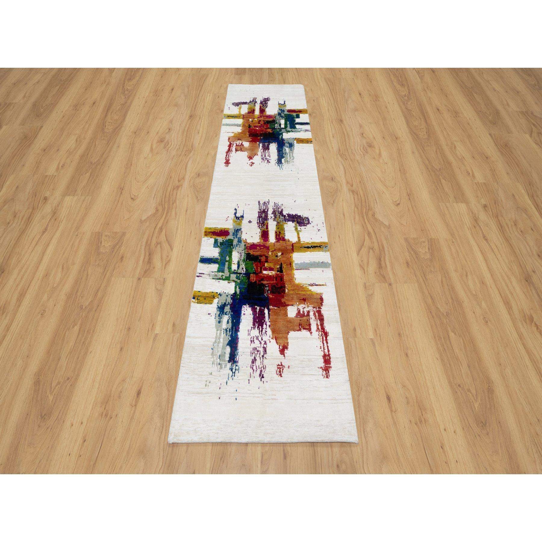 Se trata de una auténtica alfombra oriental anudada a mano con motivos abstractos modernos de pinceladas de pintor, lana y seda de sari. Ha sido anudada durante meses y meses con técnicas artesanales de tejido centenarias por expertos